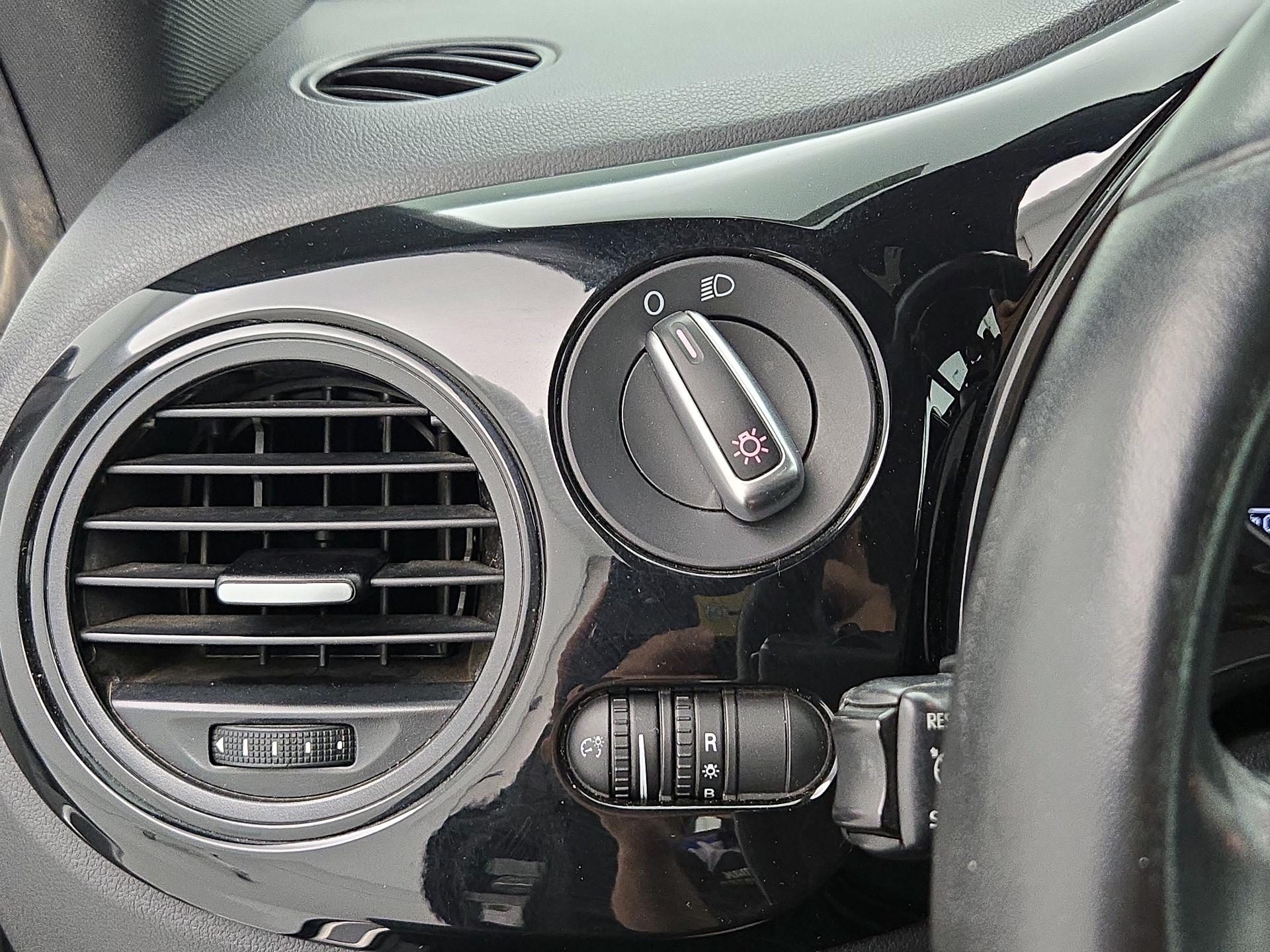 Thumbnail: 2015 Volkswagen Beetle - 13