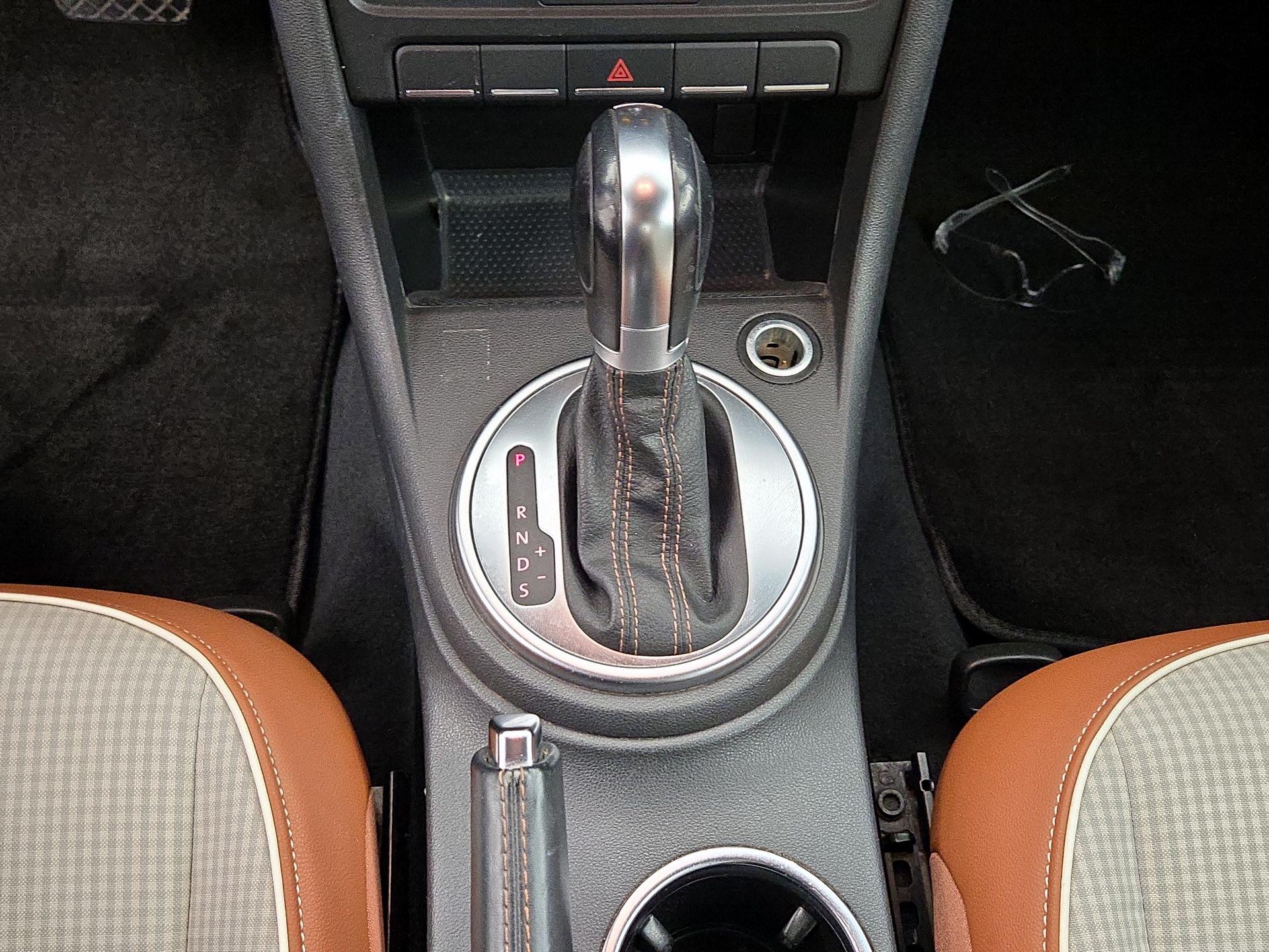 Thumbnail: 2015 Volkswagen Beetle - 17