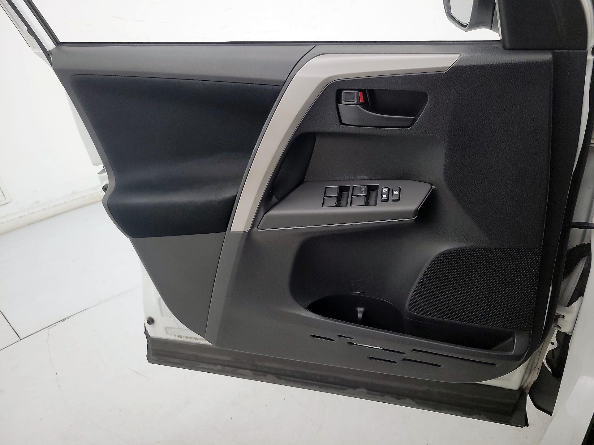 Thumbnail: 2016 Toyota RAV4 - 12