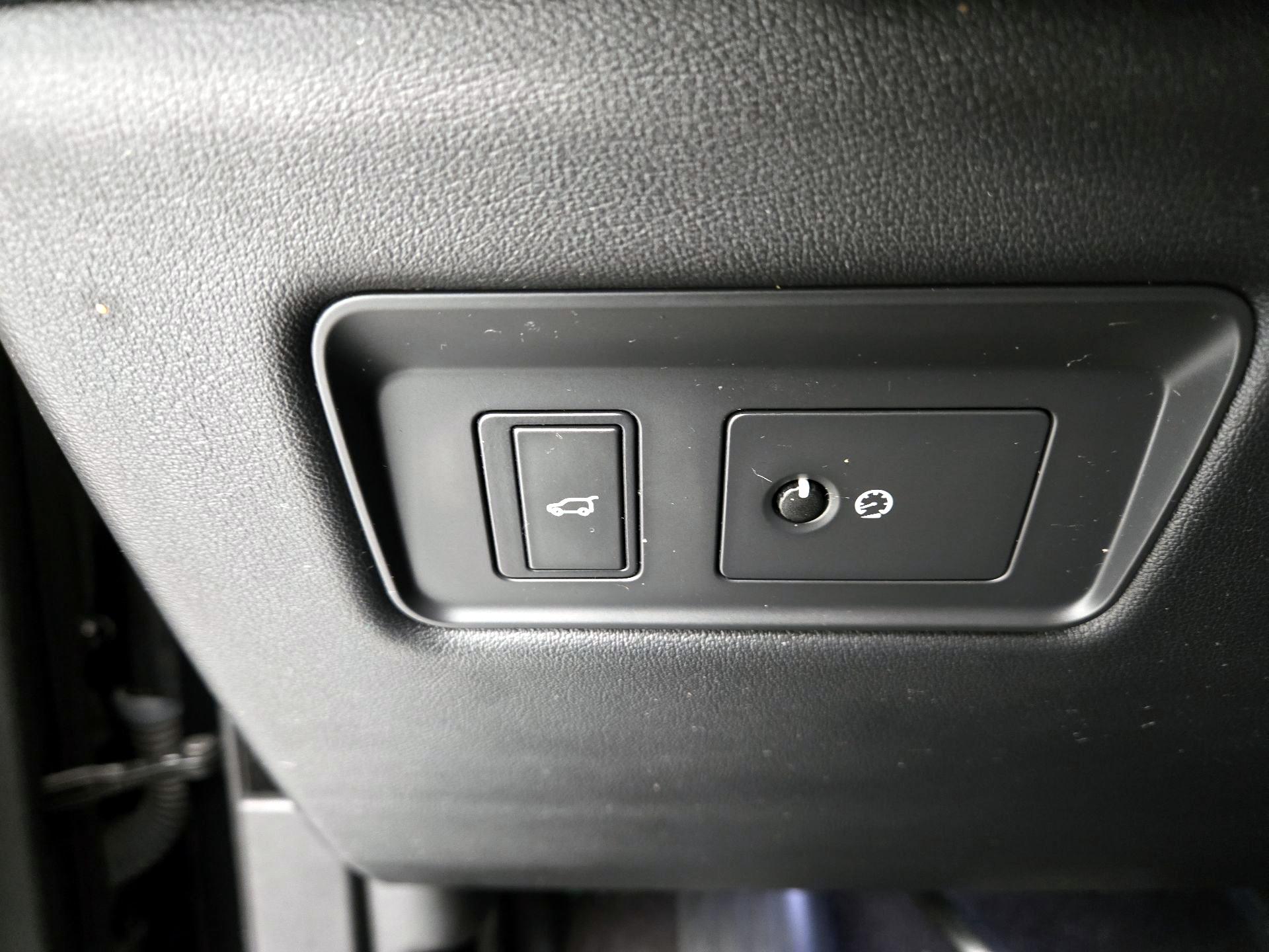Thumbnail: 2016 Land Rover Range Rover Sport - 13