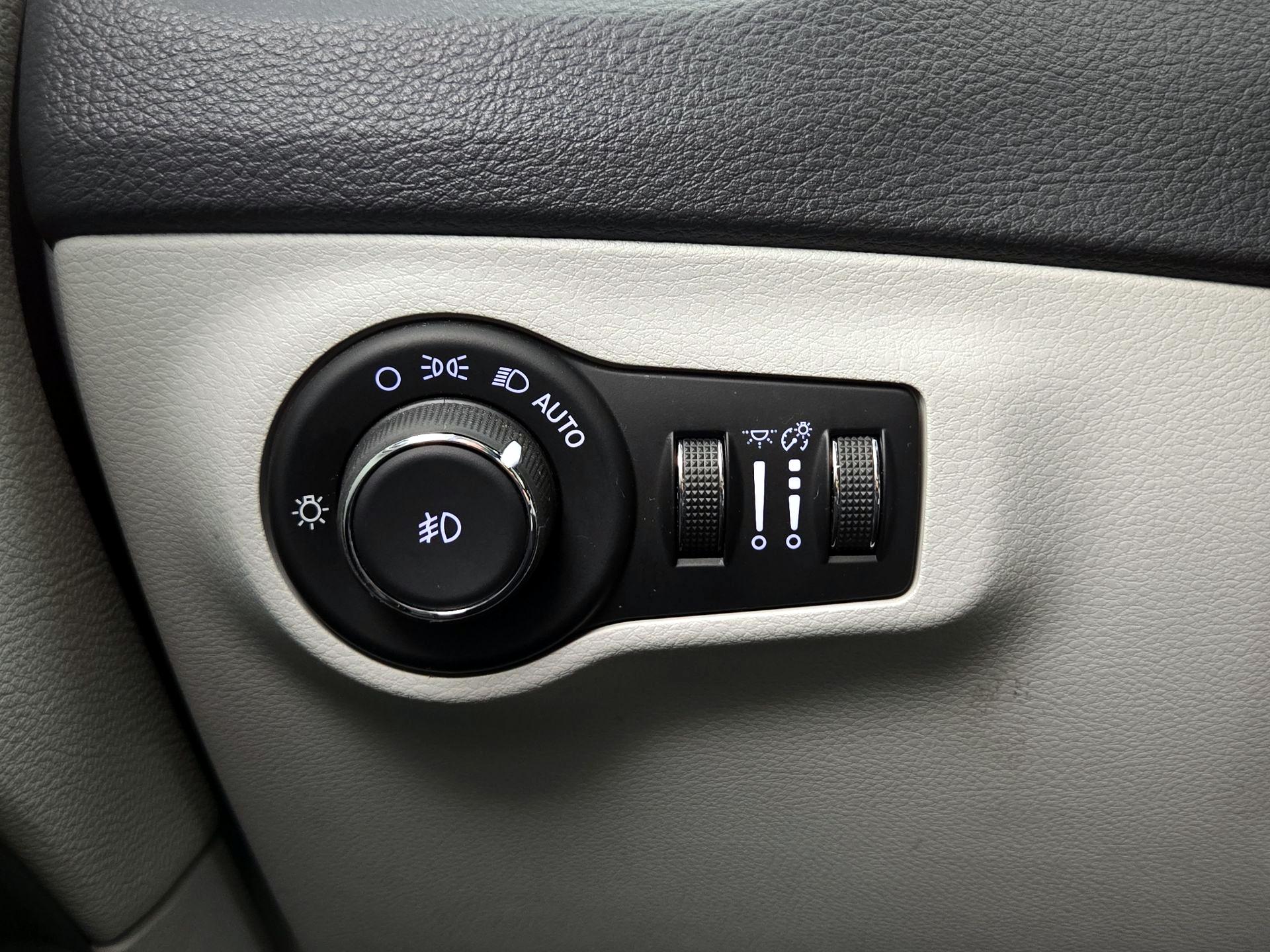 Thumbnail: 2018 Jeep Compass - 13