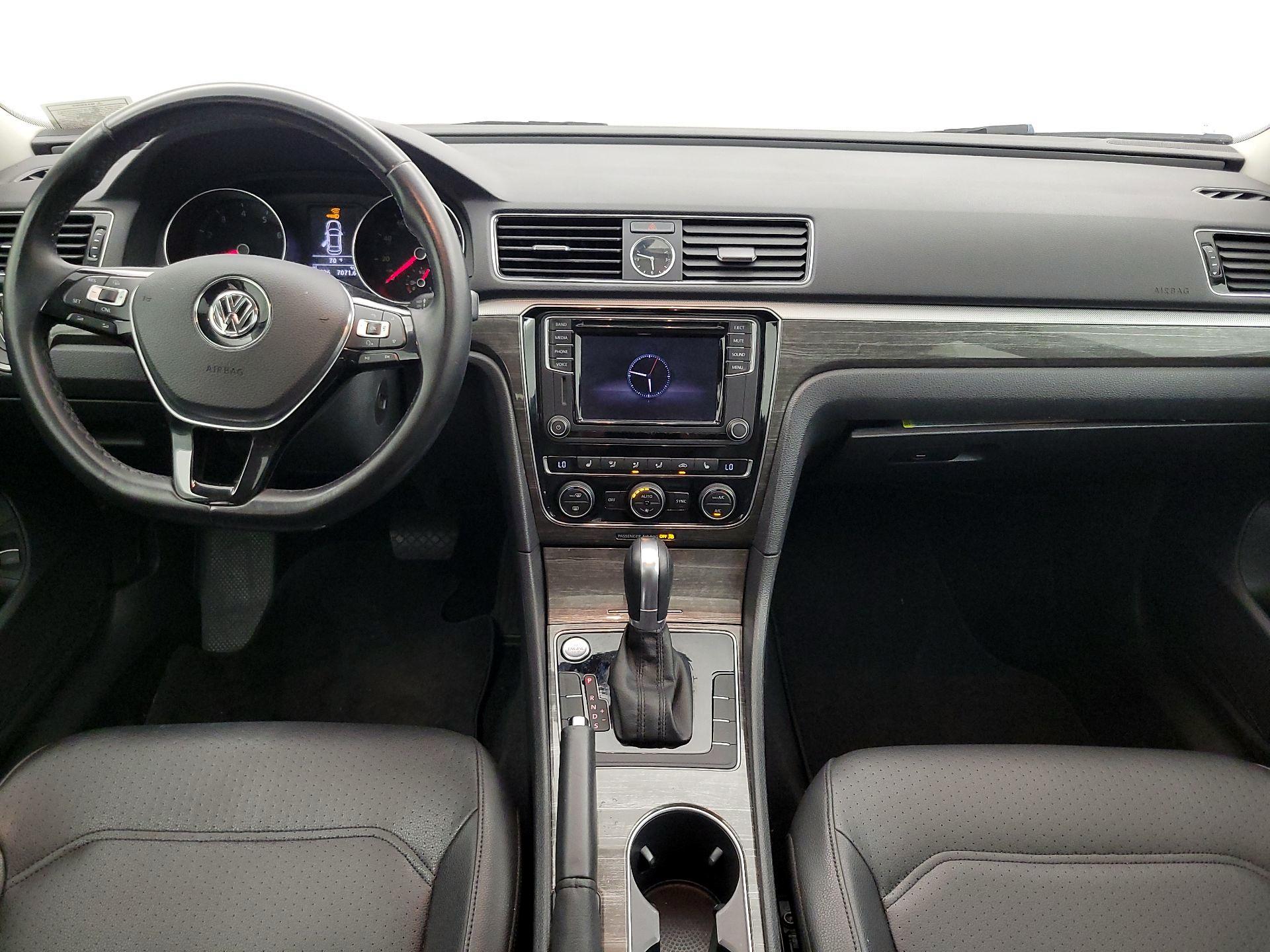 Thumbnail: 2017 Volkswagen Passat - 9