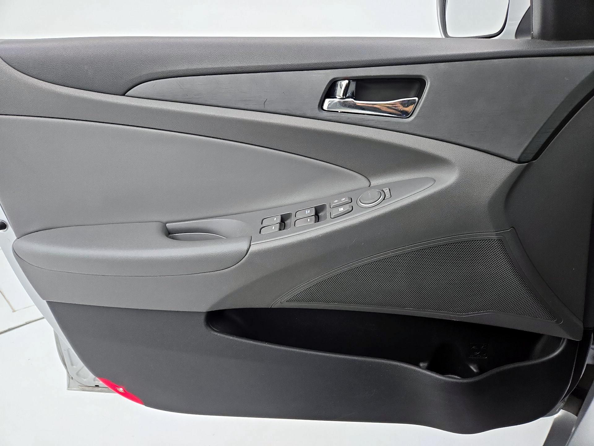 Thumbnail: 2013 Hyundai Sonata - 12