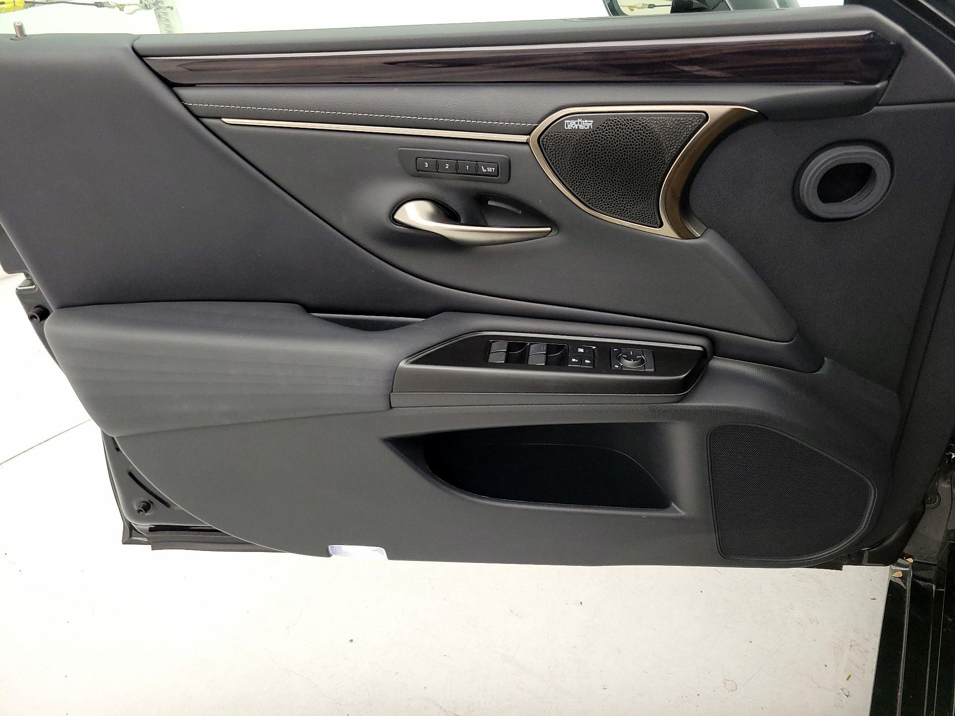 Thumbnail: 2019 Lexus ES - 12