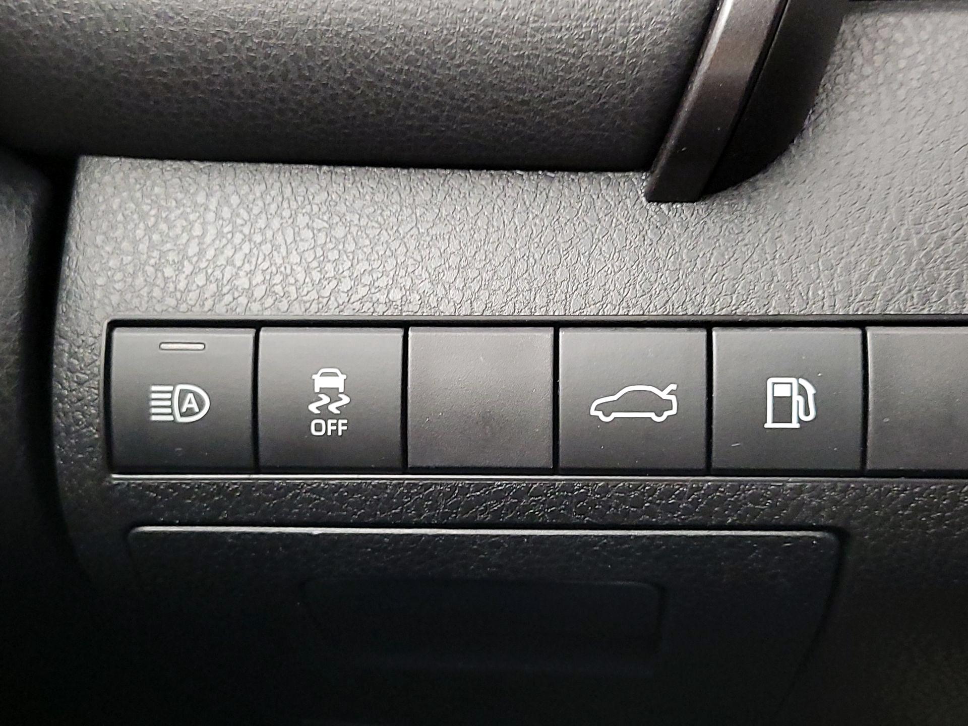 Thumbnail: 2018 Toyota Camry - 13