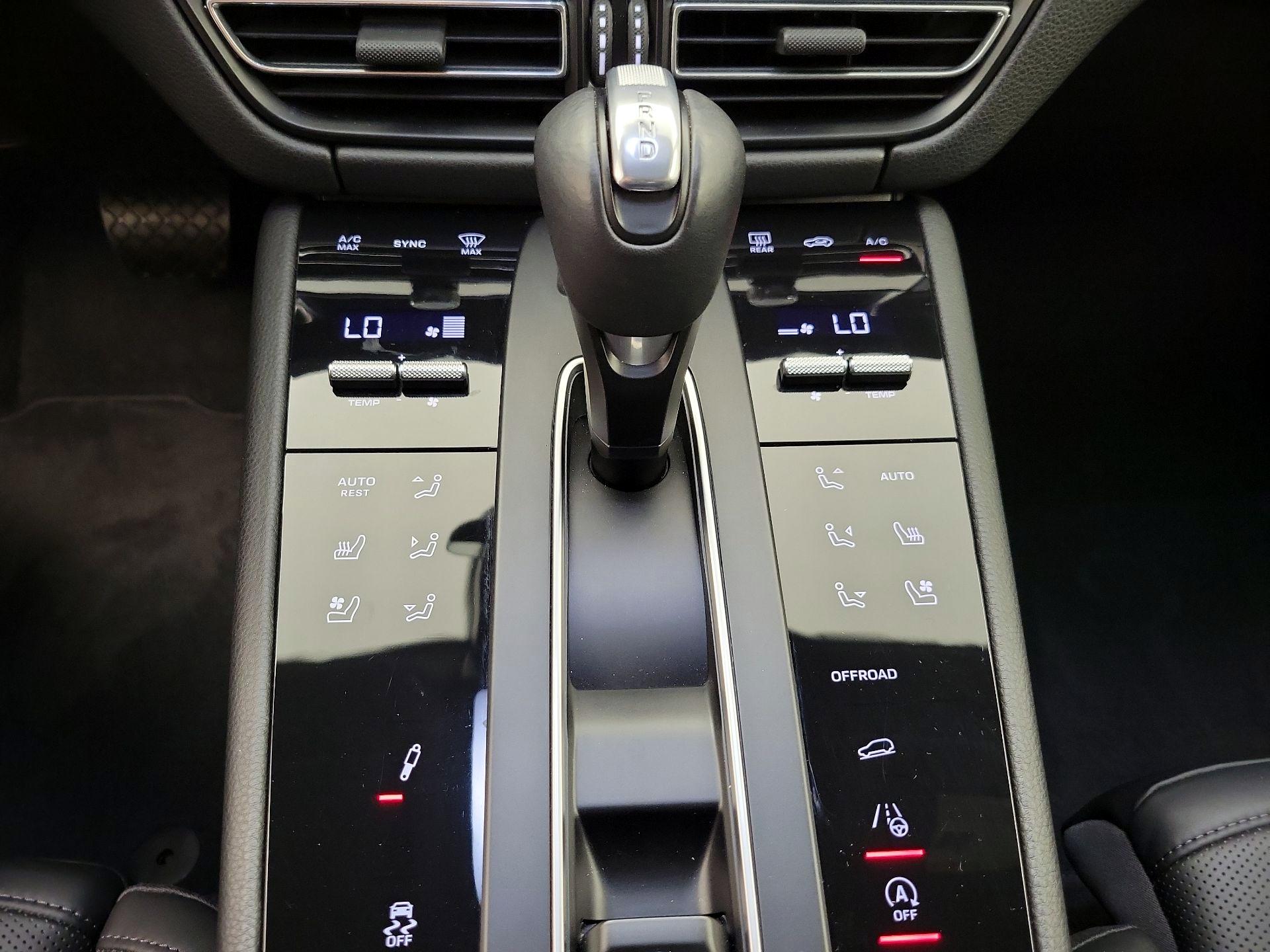 Thumbnail: 2023 Porsche Macan - 18