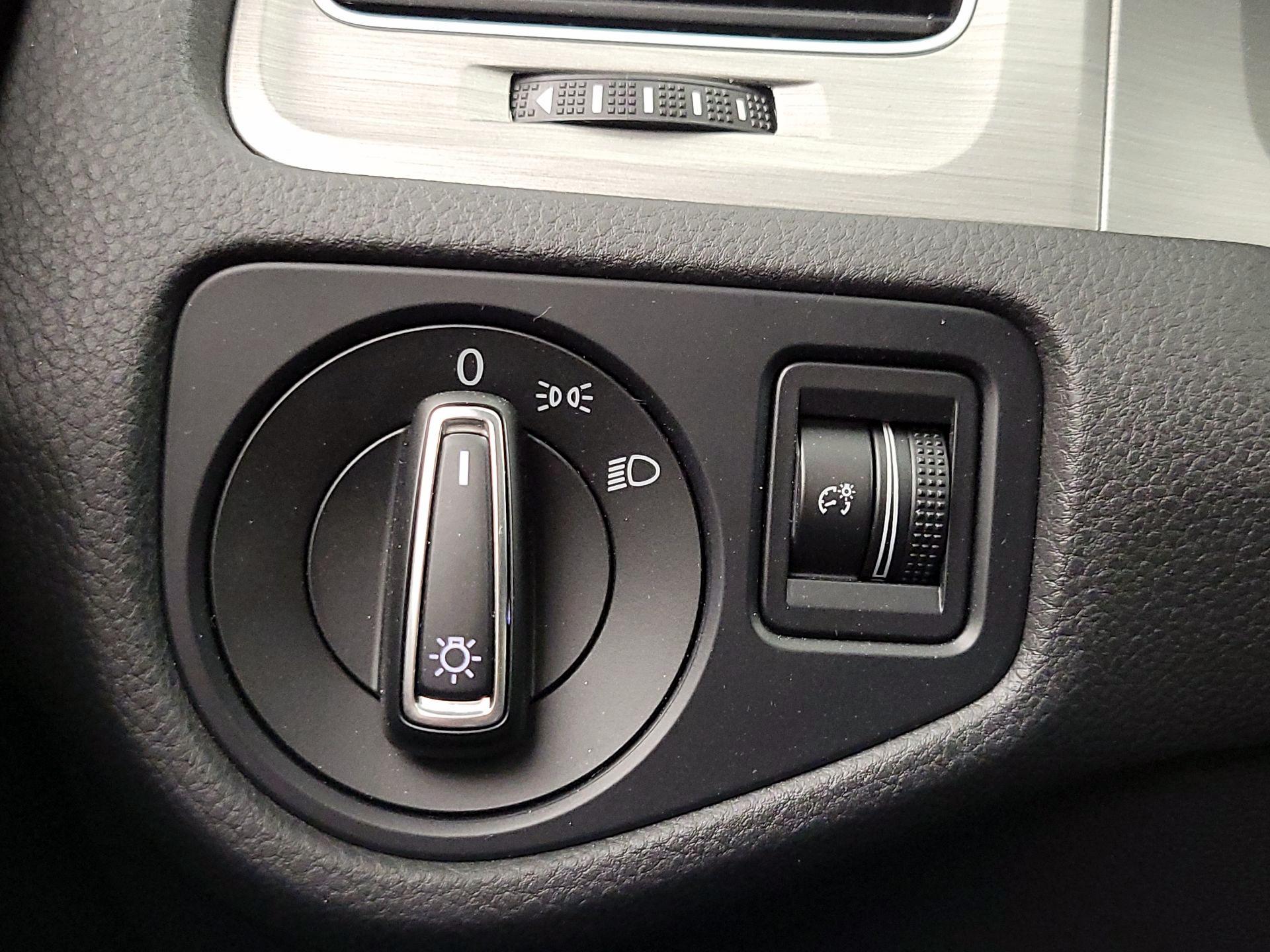 Thumbnail: 2016 Volkswagen Golf - 13