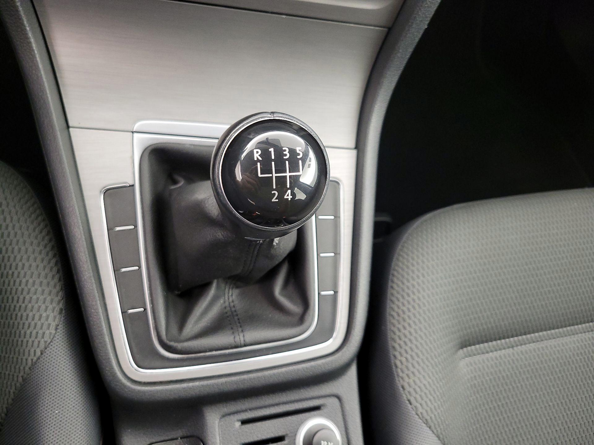 Thumbnail: 2016 Volkswagen Golf - 17