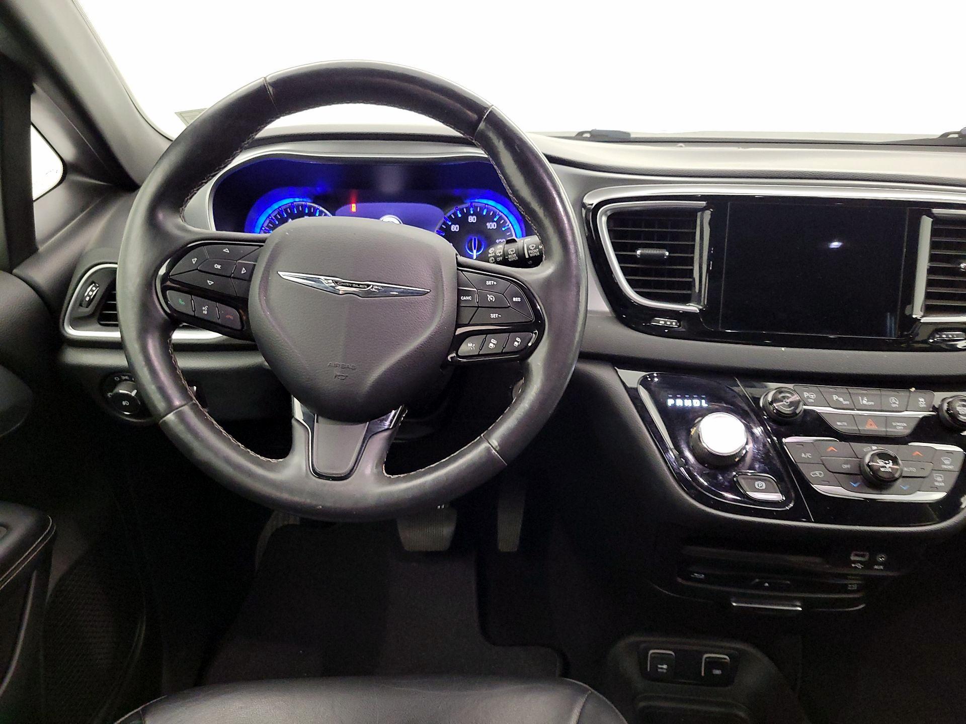 Thumbnail: 2018 Chrysler Pacifica - 10