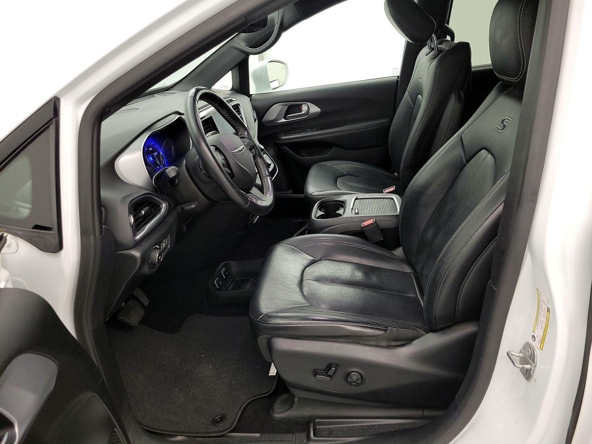Thumbnail: 2018 Chrysler Pacifica - 11