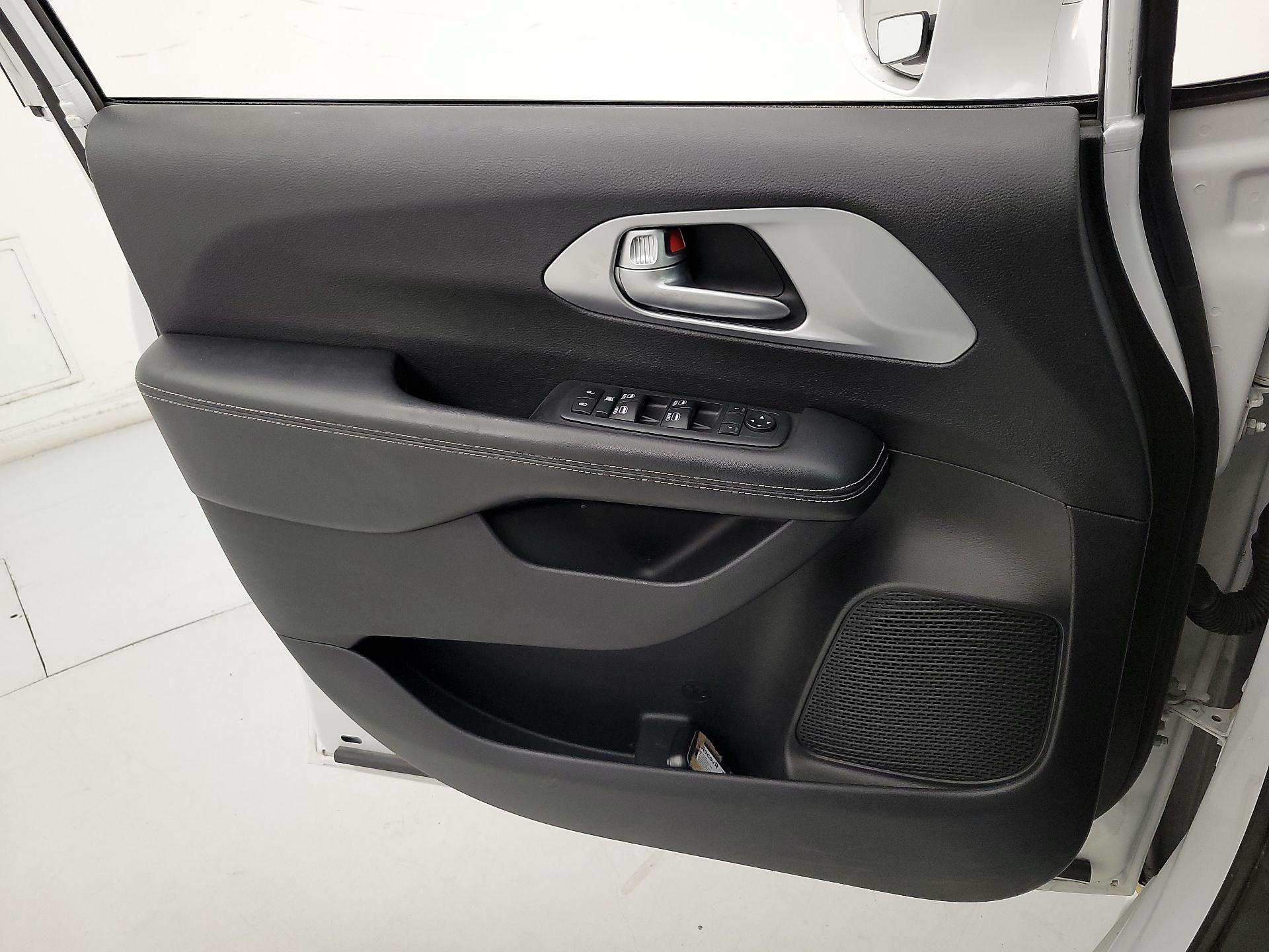 Thumbnail: 2018 Chrysler Pacifica - 12