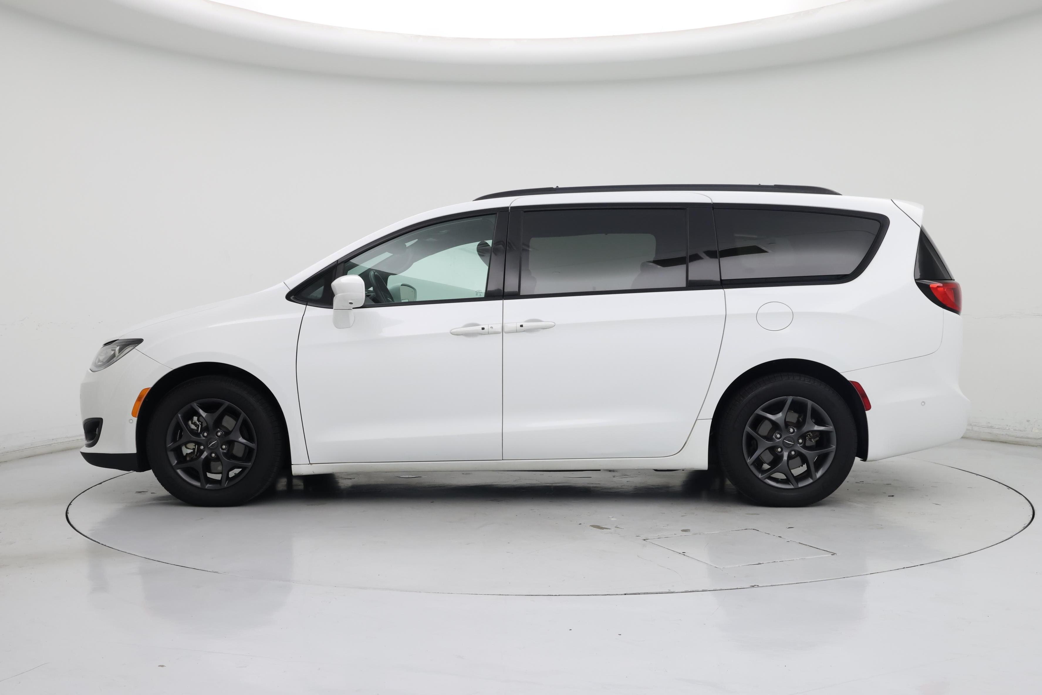 Thumbnail: 2018 Chrysler Pacifica - 3