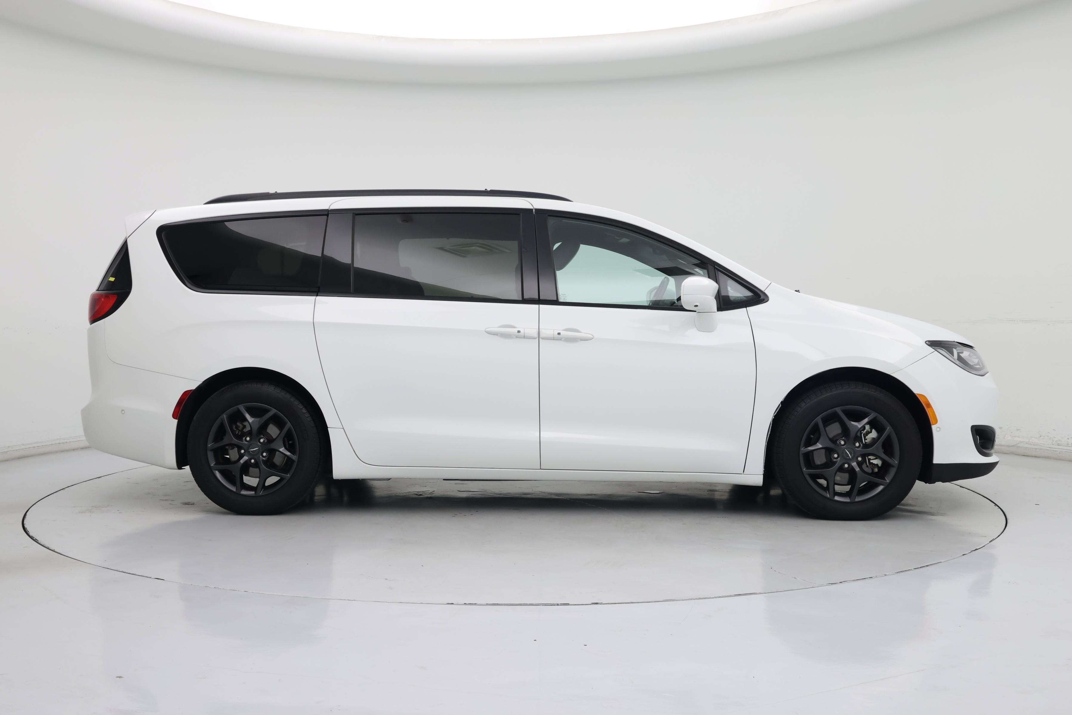 Thumbnail: 2018 Chrysler Pacifica - 7