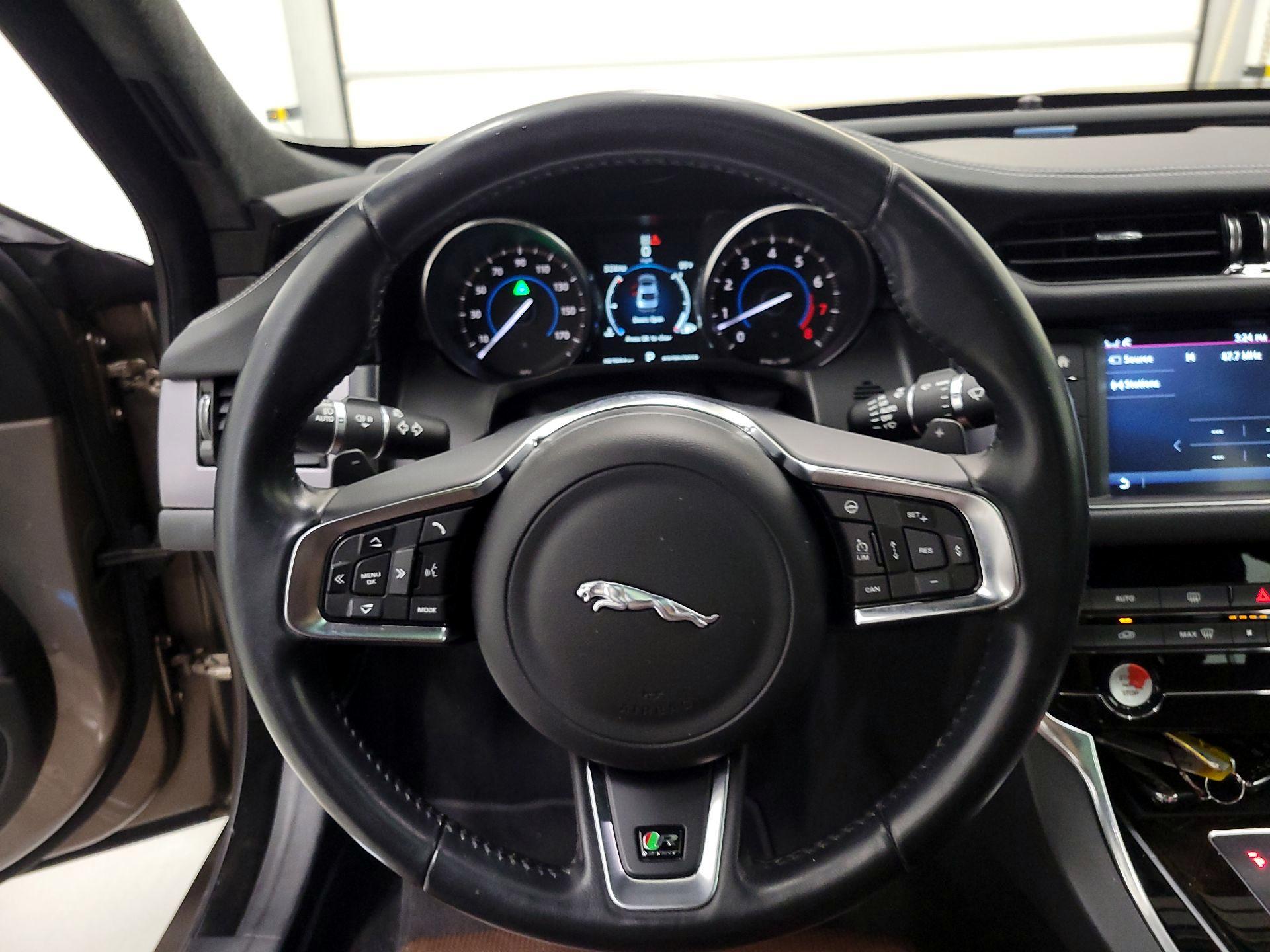 Thumbnail: 2016 Jaguar XF - 10