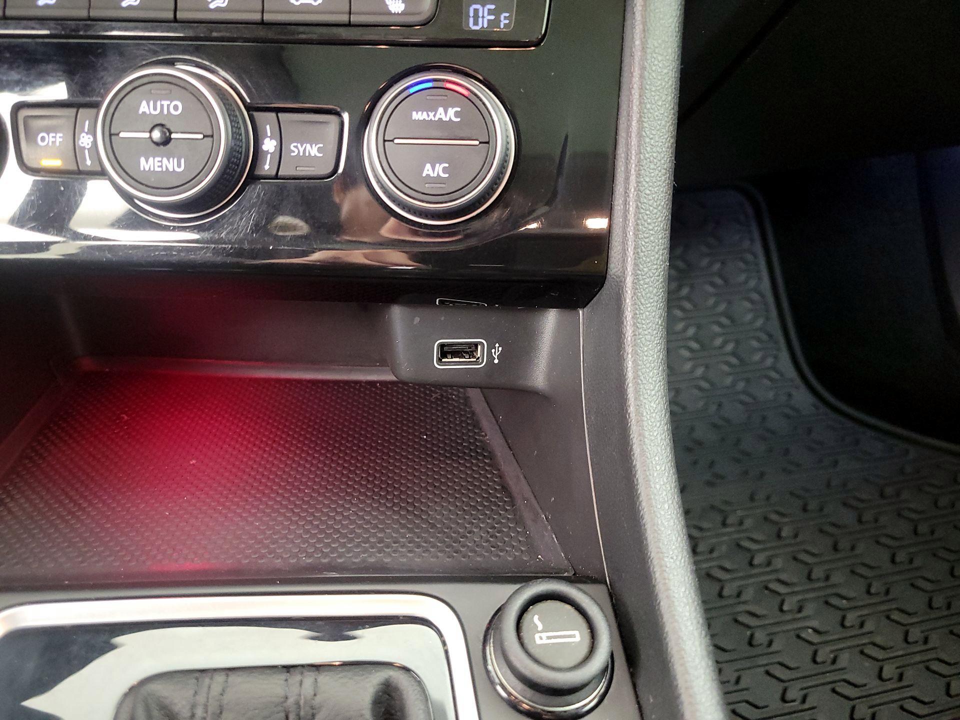 Thumbnail: 2019 Volkswagen Jetta - 18