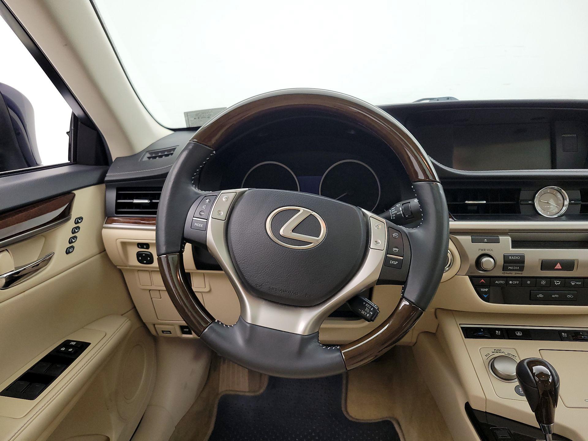 Thumbnail: 2014 Lexus ES - 10