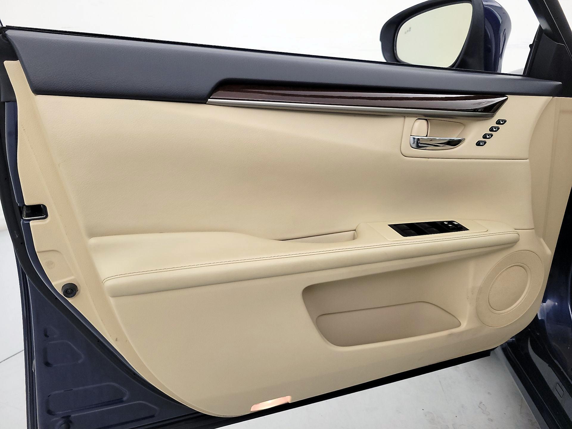 Thumbnail: 2014 Lexus ES - 12