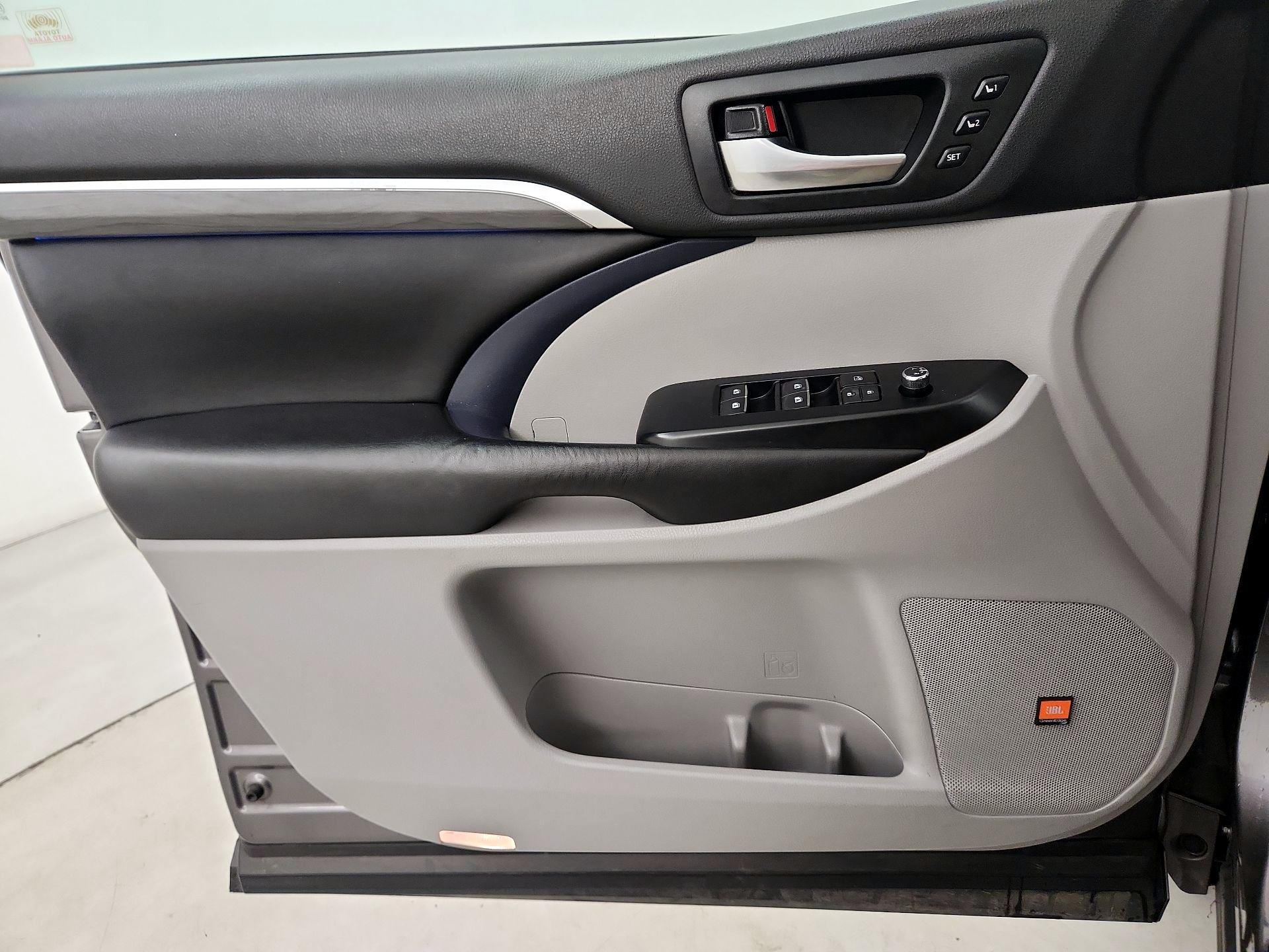 Thumbnail: 2019 Toyota Highlander - 12