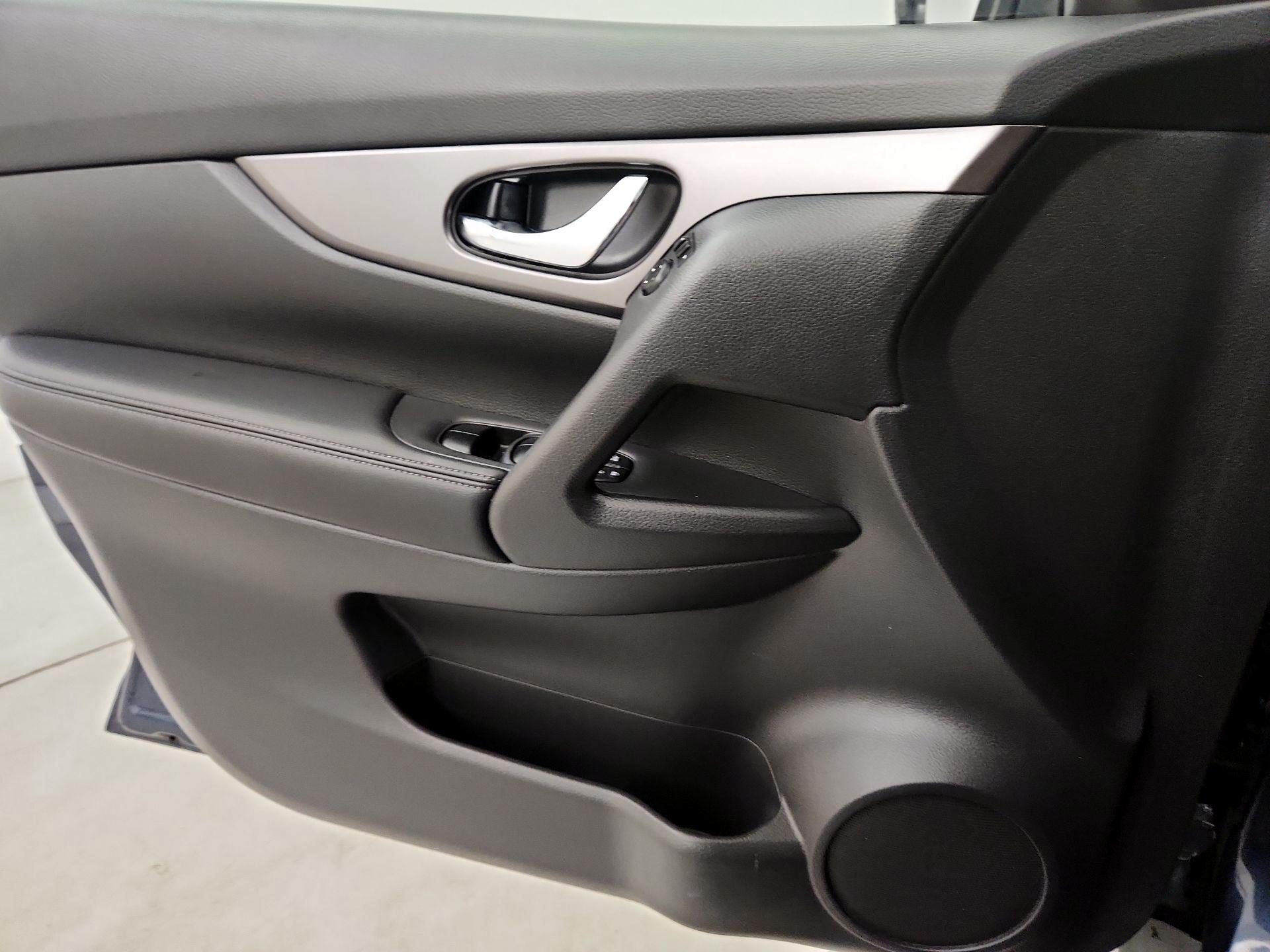 Thumbnail: 2016 Nissan Rogue - 12