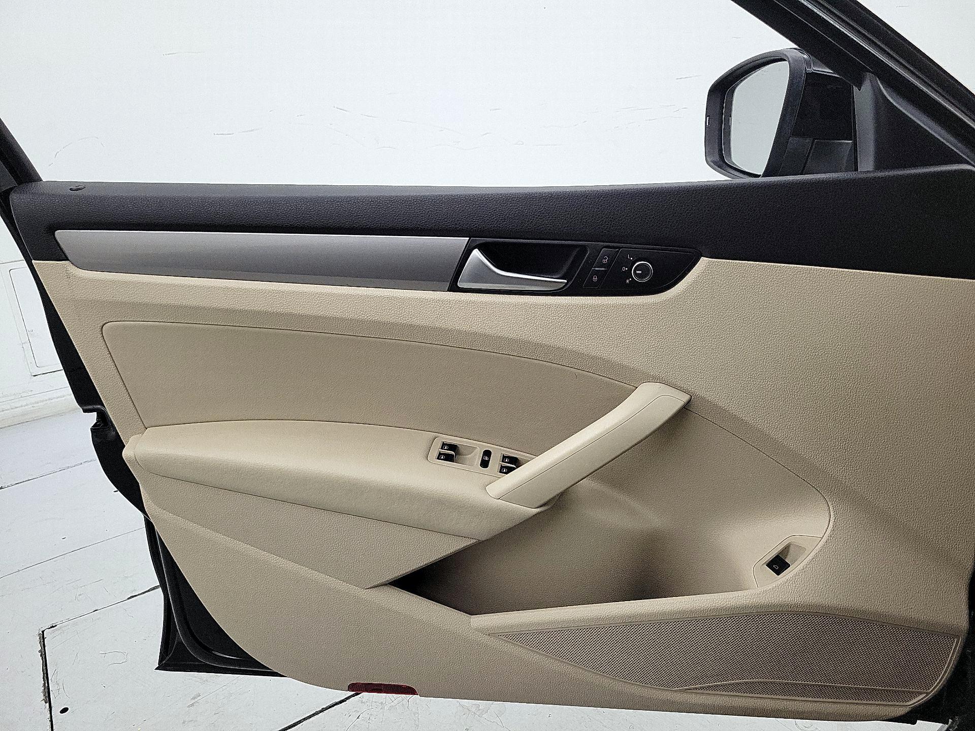 Thumbnail: 2015 Volkswagen Passat - 12
