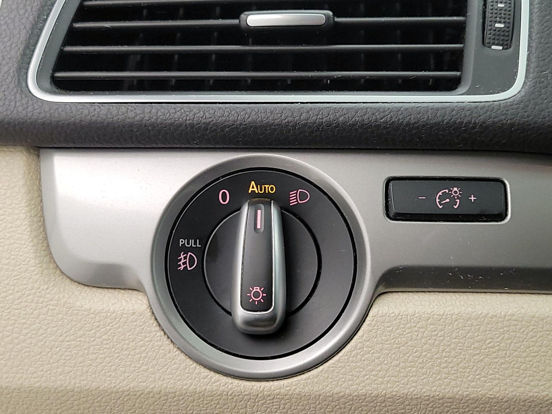 Thumbnail: 2015 Volkswagen Passat - 13
