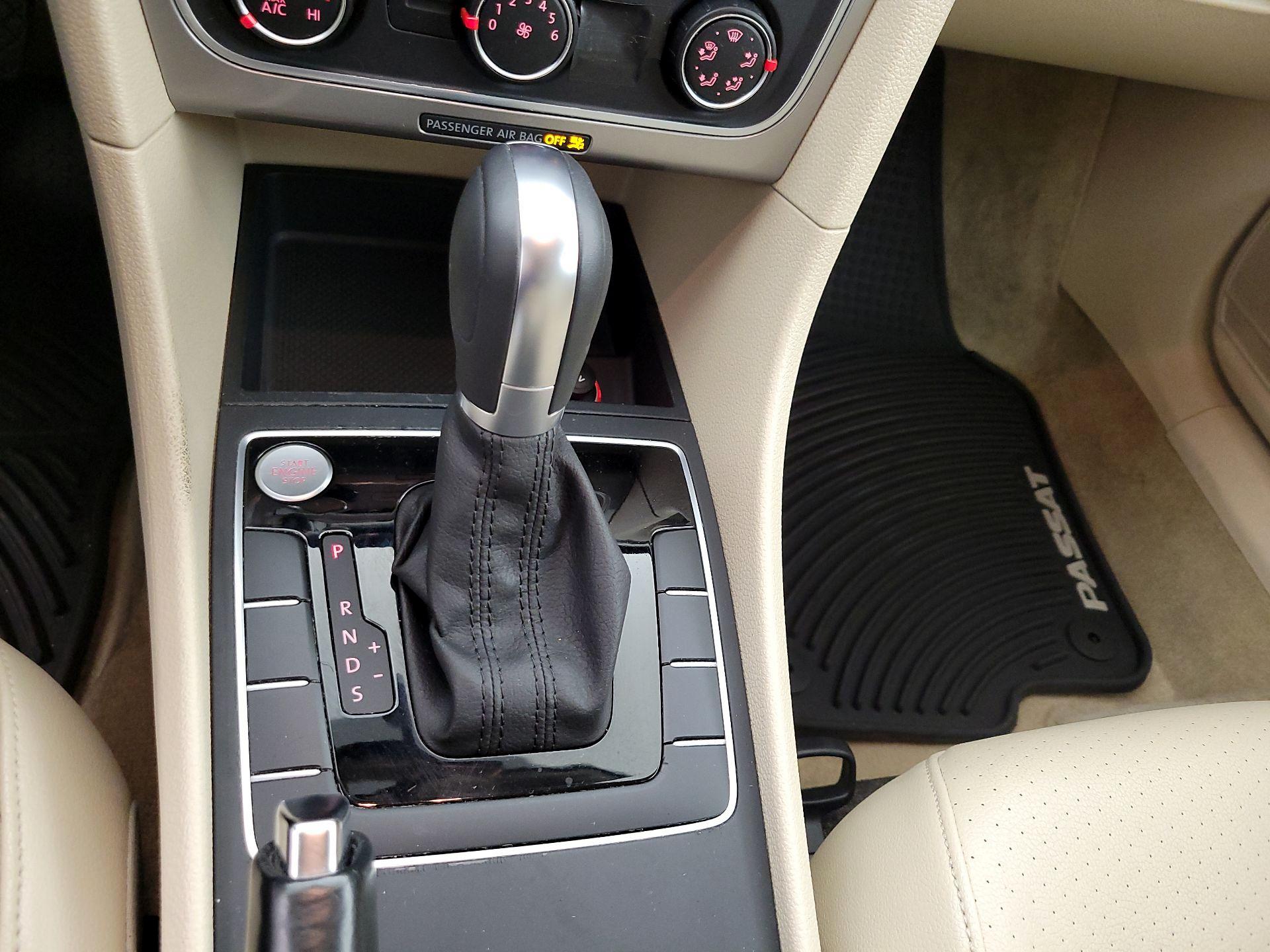 Thumbnail: 2015 Volkswagen Passat - 17
