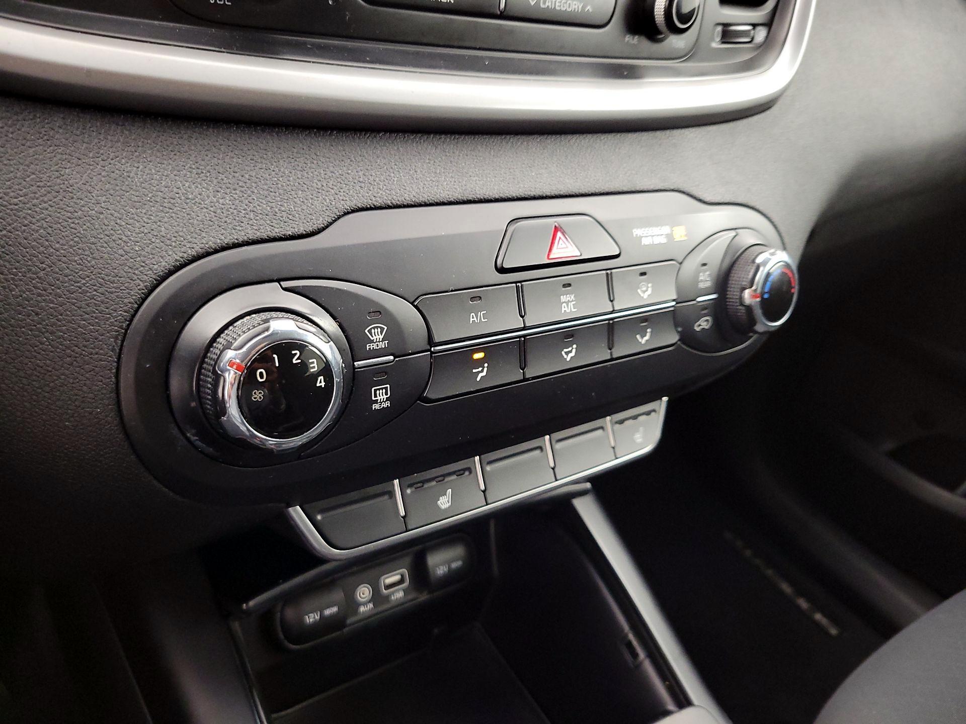 Thumbnail: 2016 Kia Sorento - 16