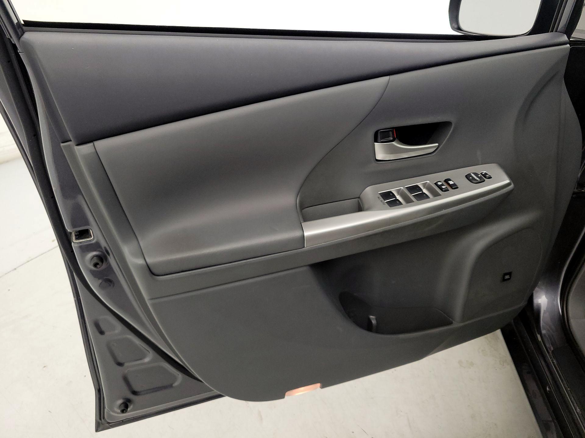 Thumbnail: 2014 Toyota Prius v - 12