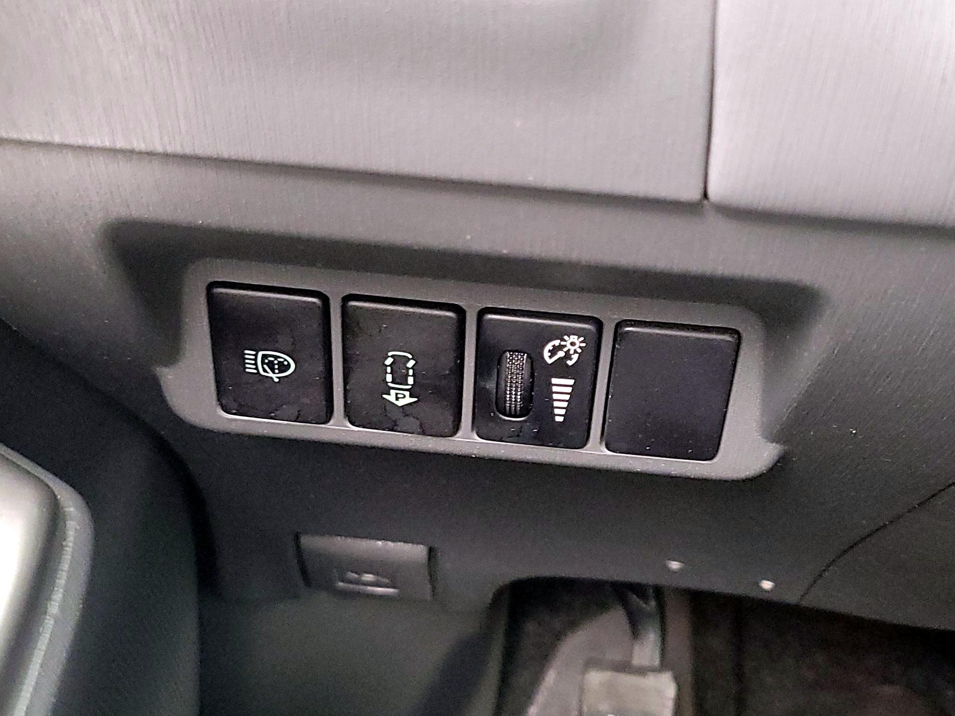 Thumbnail: 2014 Toyota Prius v - 13