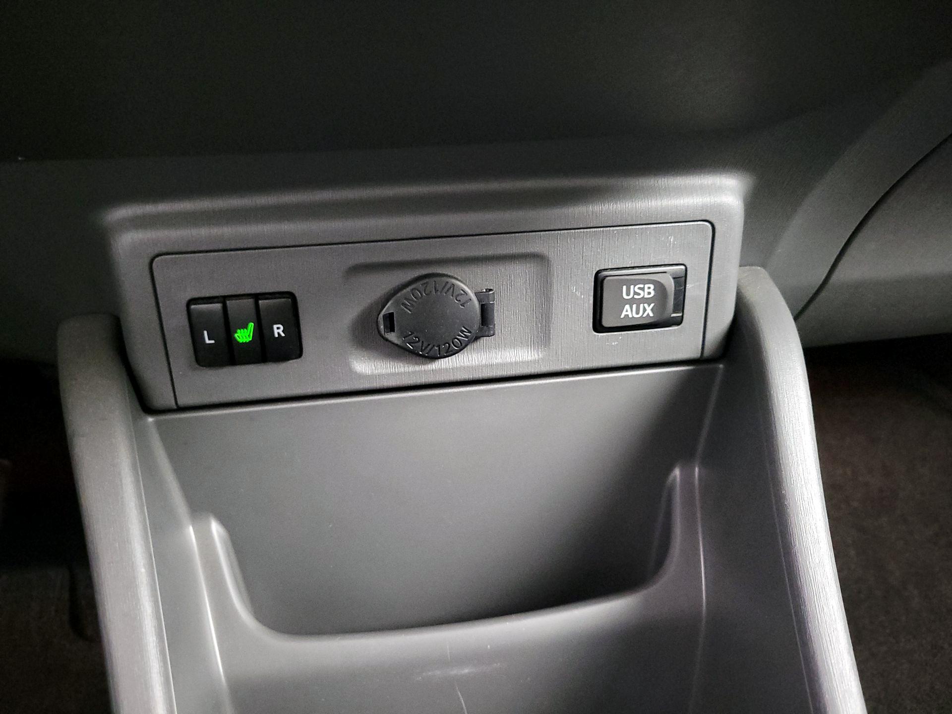 Thumbnail: 2014 Toyota Prius v - 19