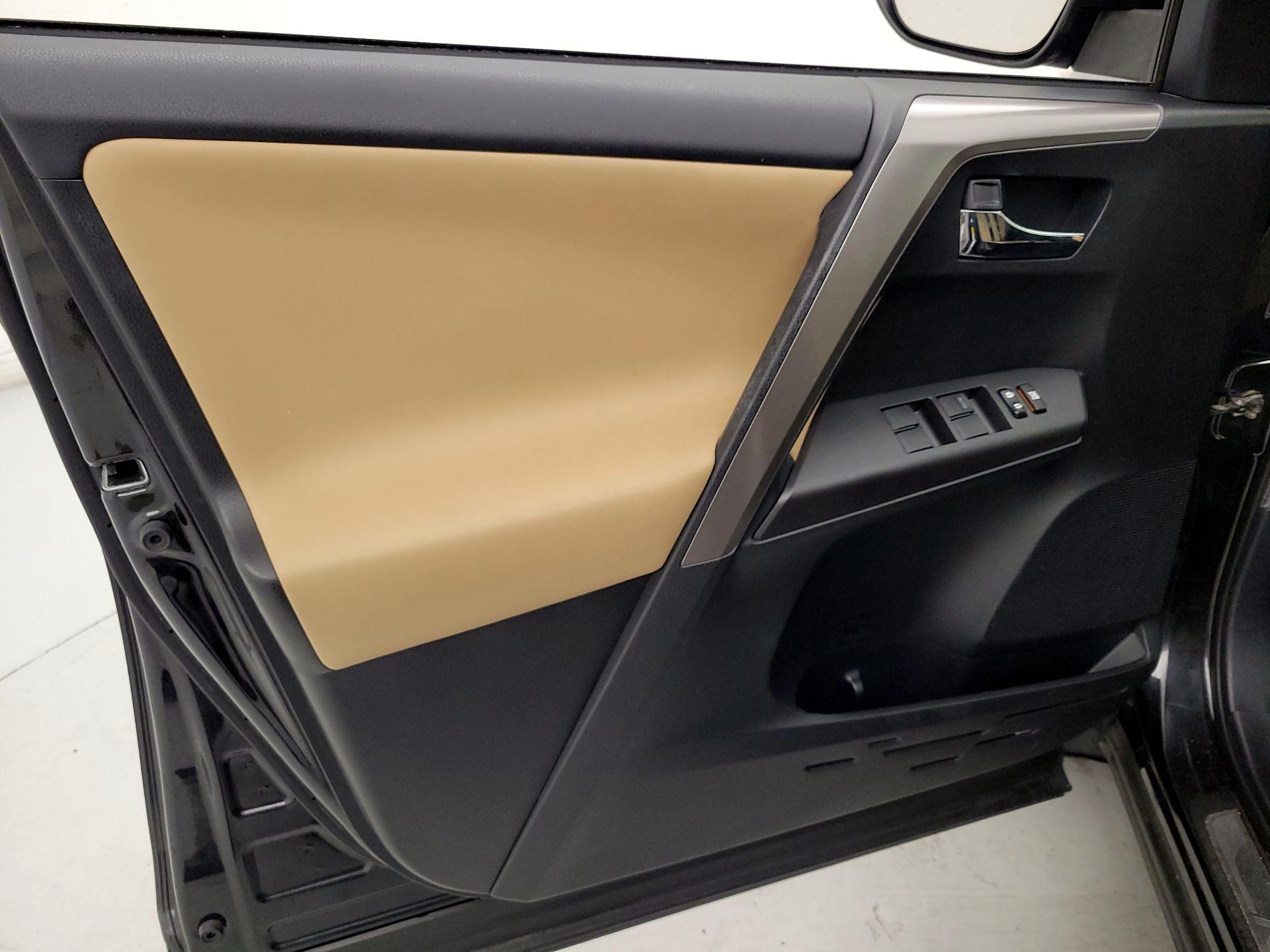 Thumbnail: 2016 Toyota RAV4 - 12