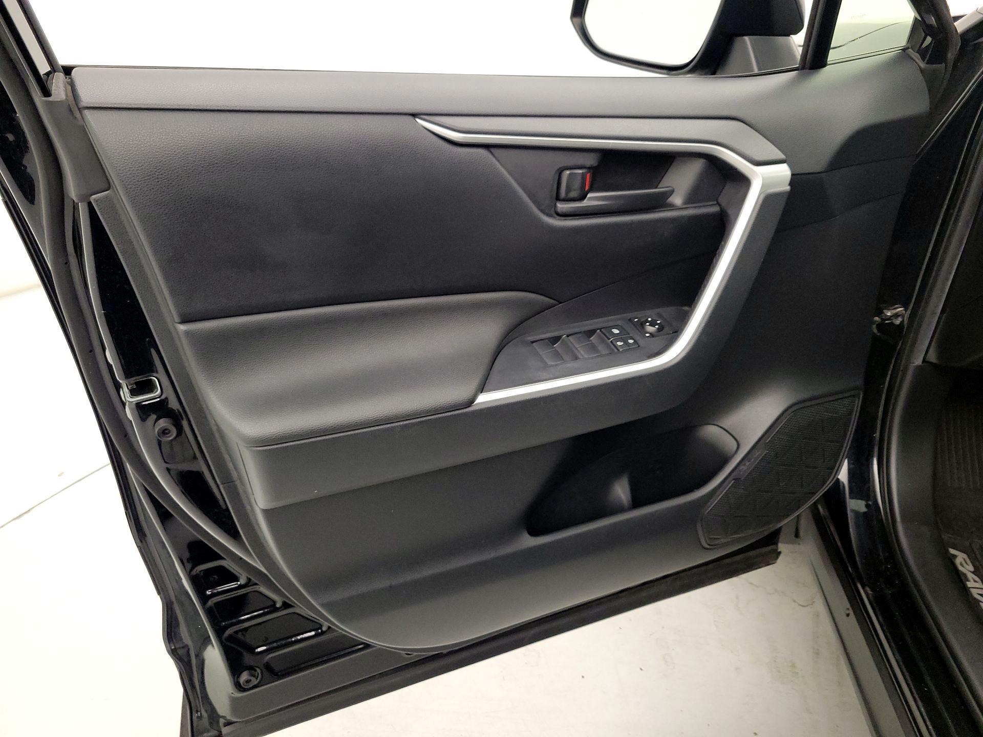 Thumbnail: 2019 Toyota RAV4 - 12