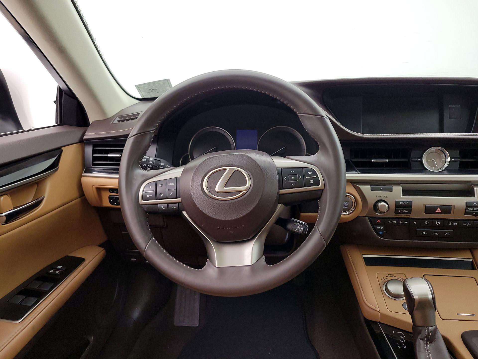 Thumbnail: 2016 Lexus ES - 10