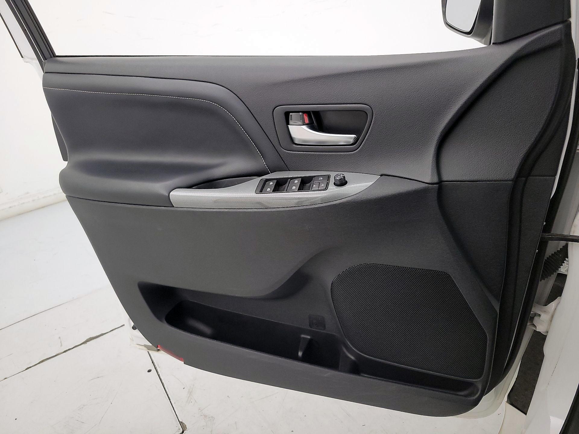 Thumbnail: 2015 Toyota Sienna - 12