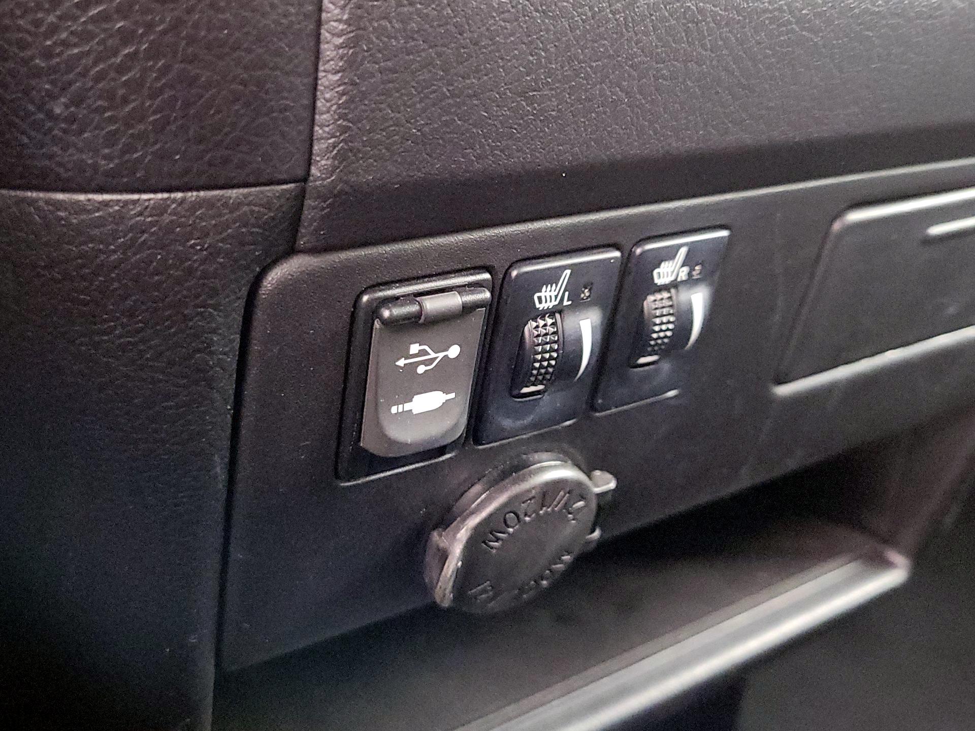 Thumbnail: 2015 Toyota Sienna - 18