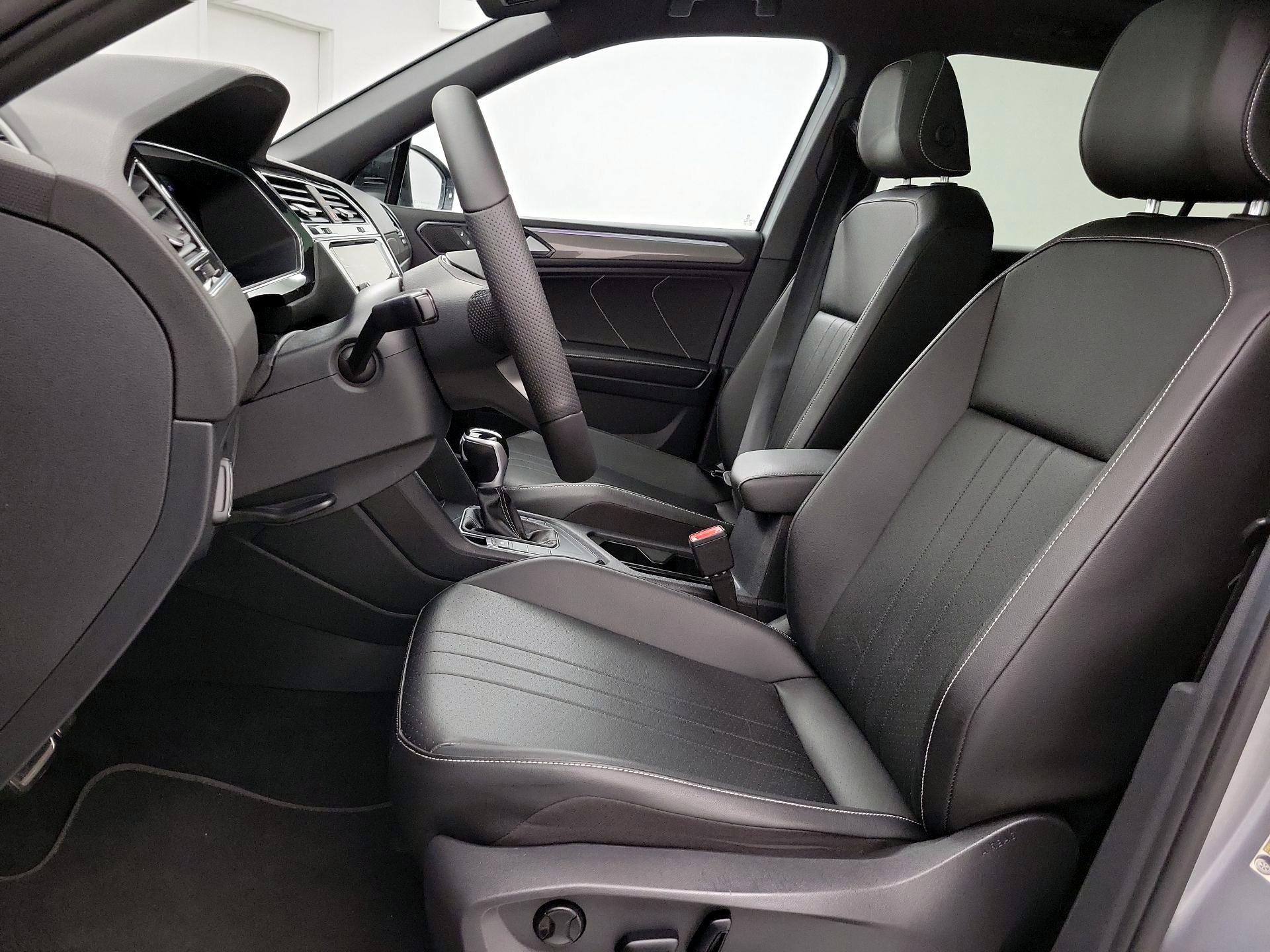 Thumbnail: 2023 Volkswagen Tiguan - 11