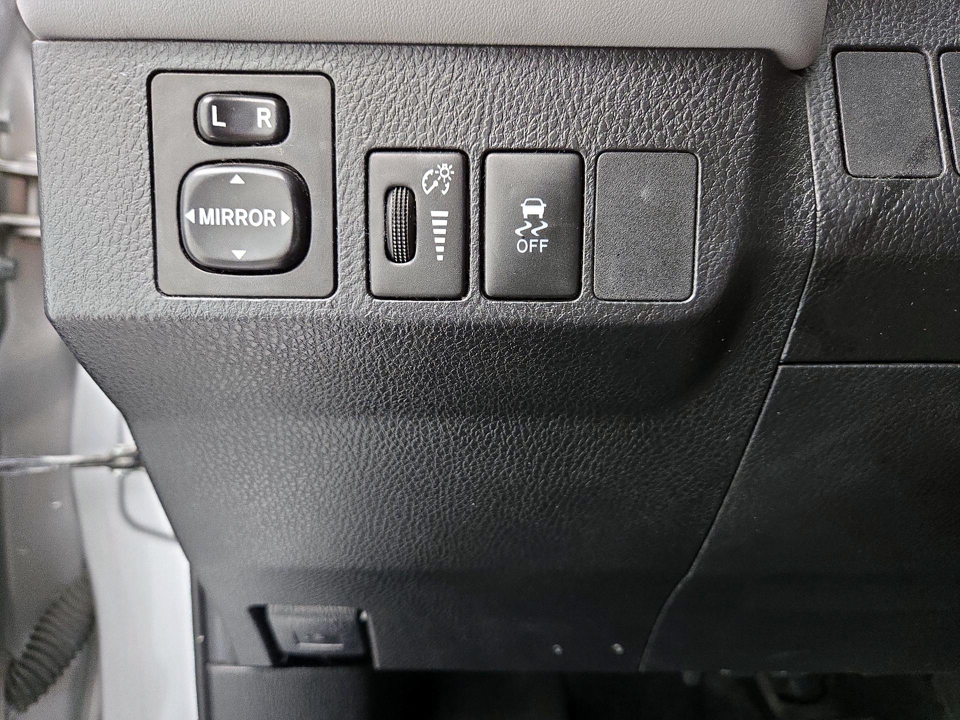 Thumbnail: 2015 Toyota RAV4 - 13