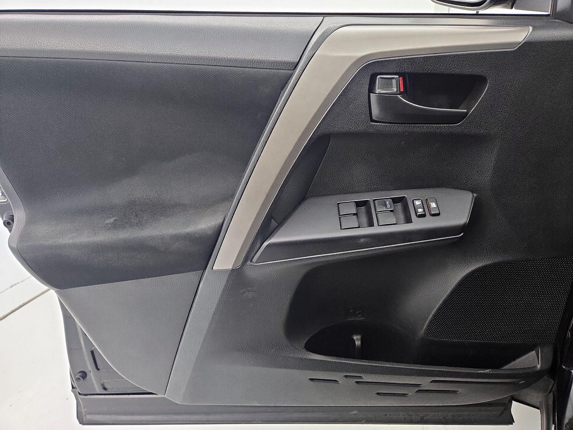 Thumbnail: 2018 Toyota RAV4 - 12
