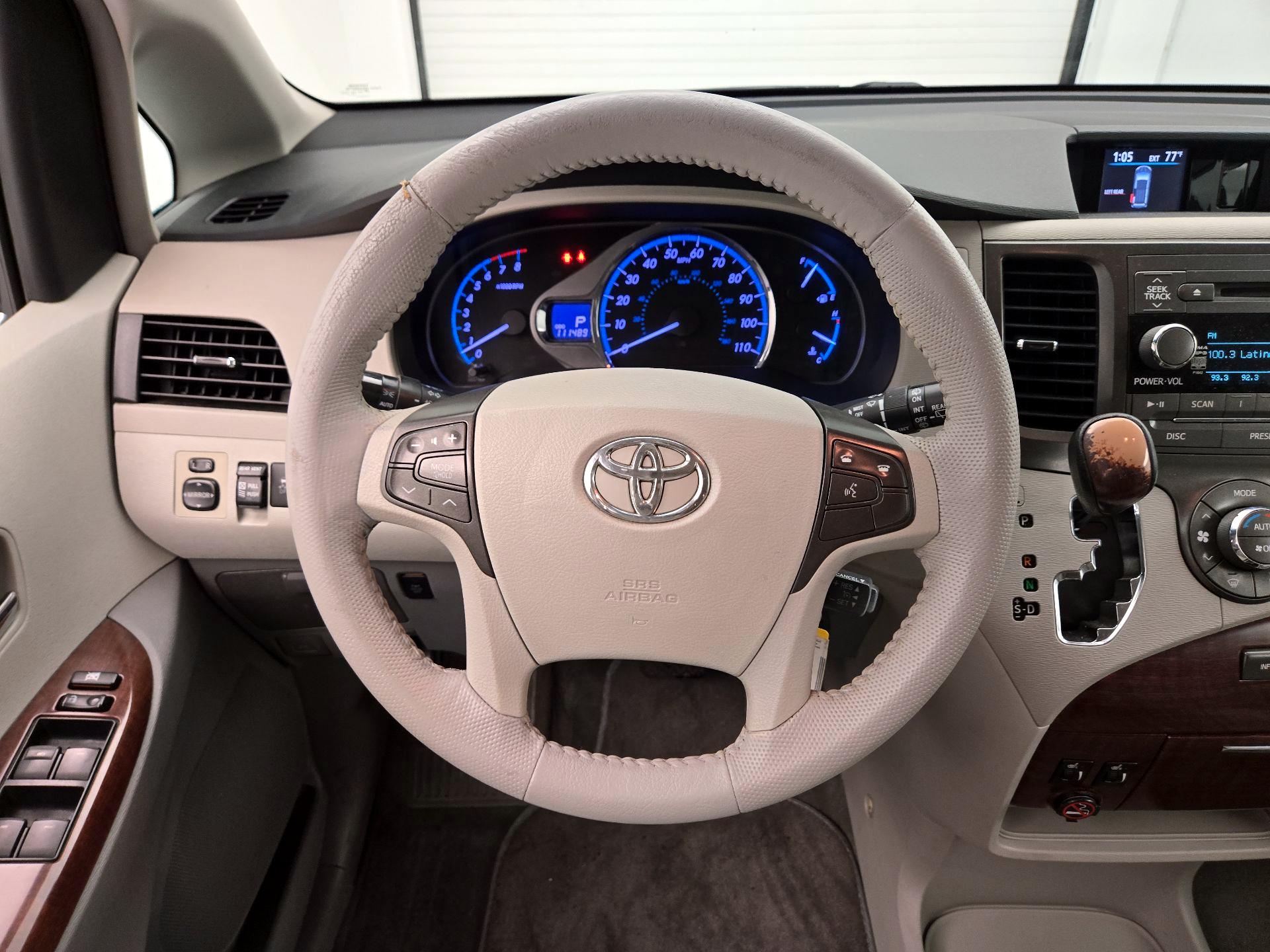 Thumbnail: 2014 Toyota Sienna - 9