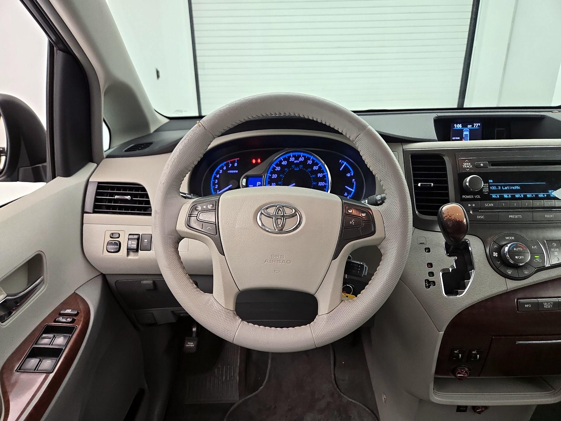 Thumbnail: 2014 Toyota Sienna - 10