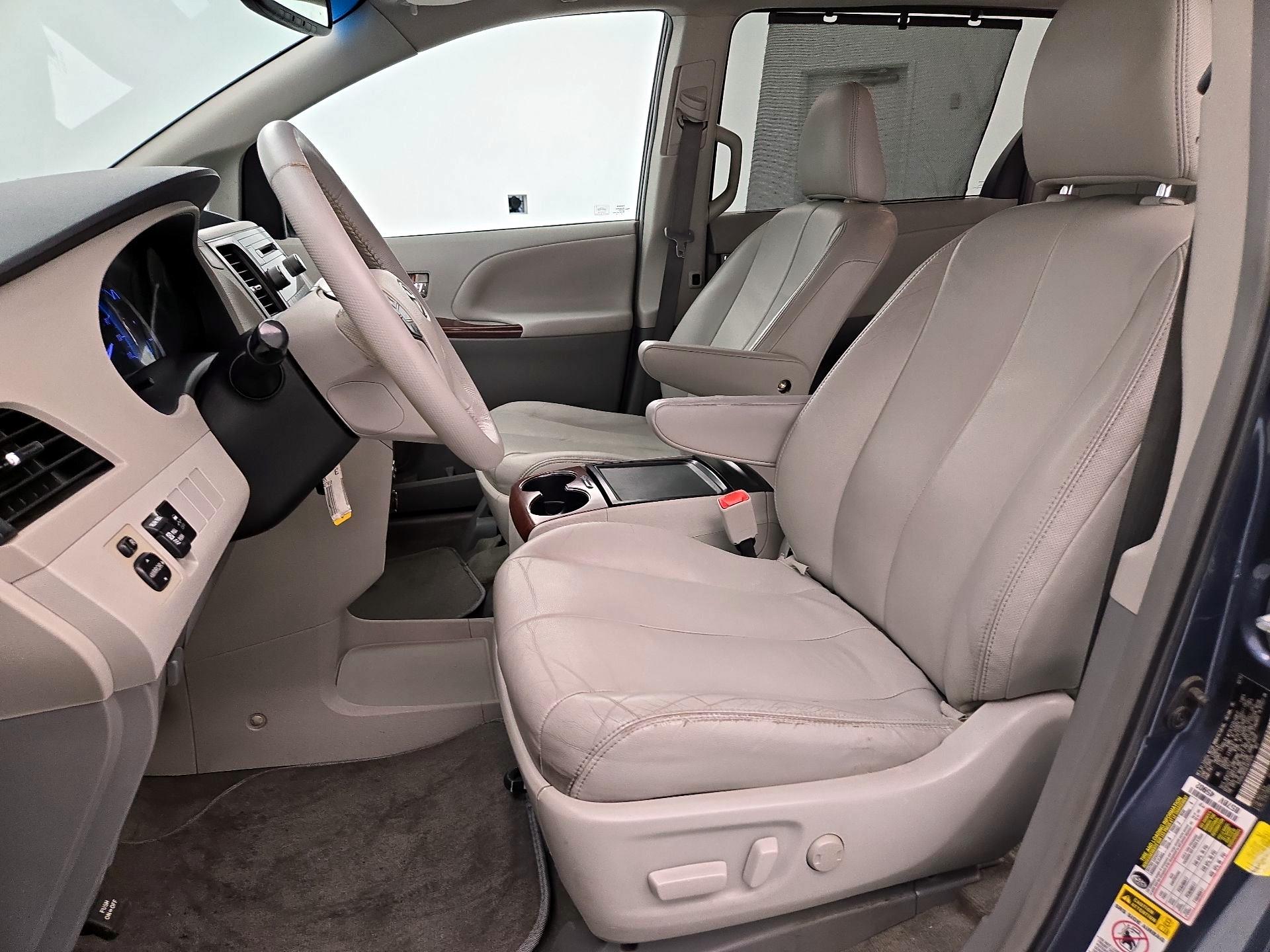 Thumbnail: 2014 Toyota Sienna - 11