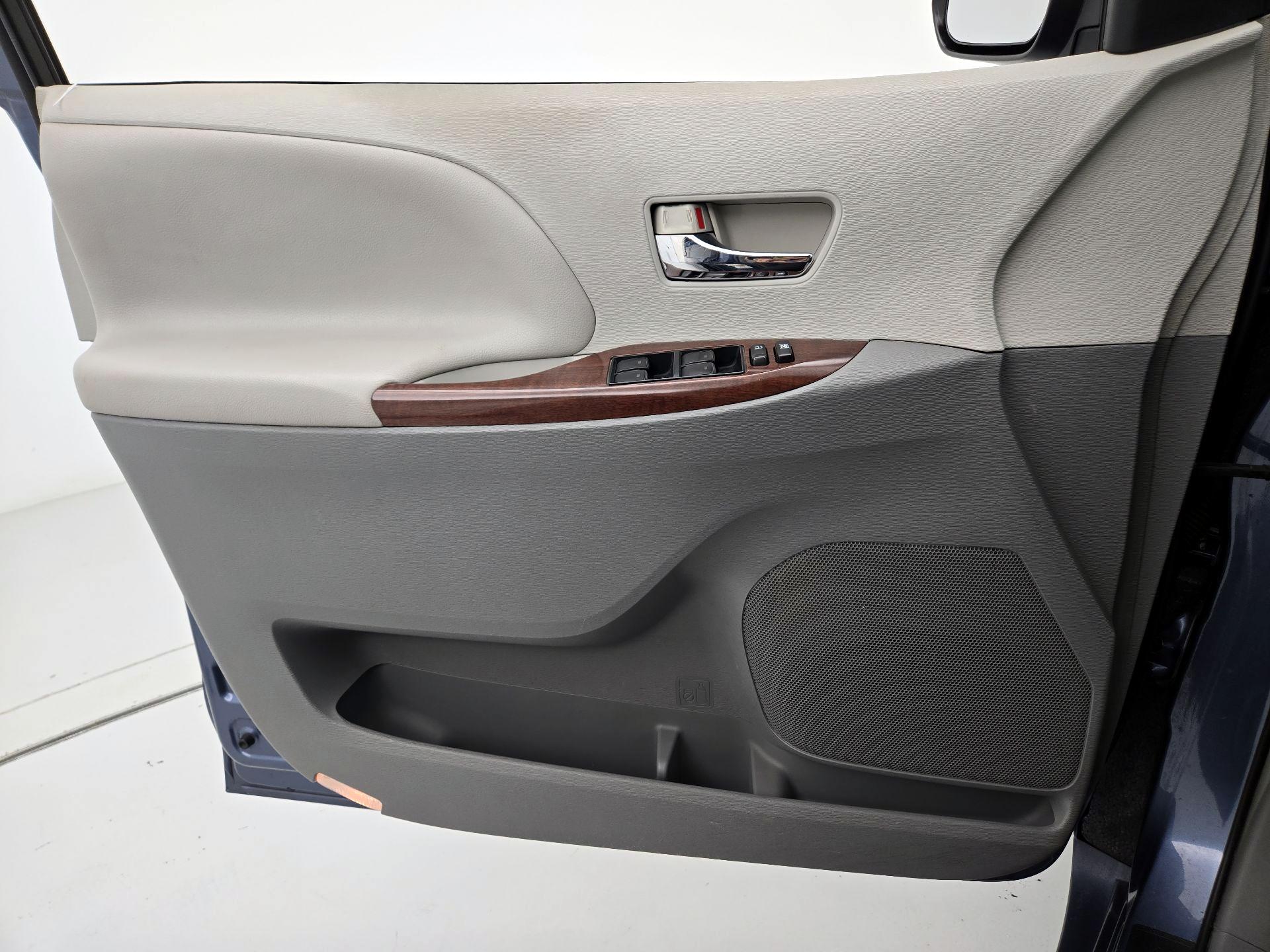 Thumbnail: 2014 Toyota Sienna - 12