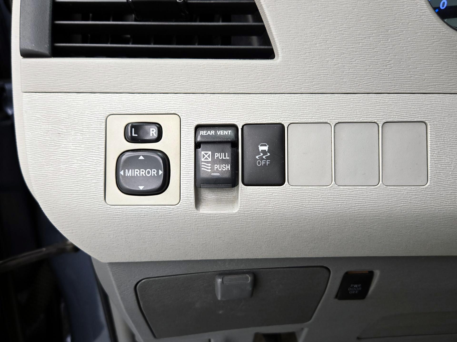 Thumbnail: 2014 Toyota Sienna - 13