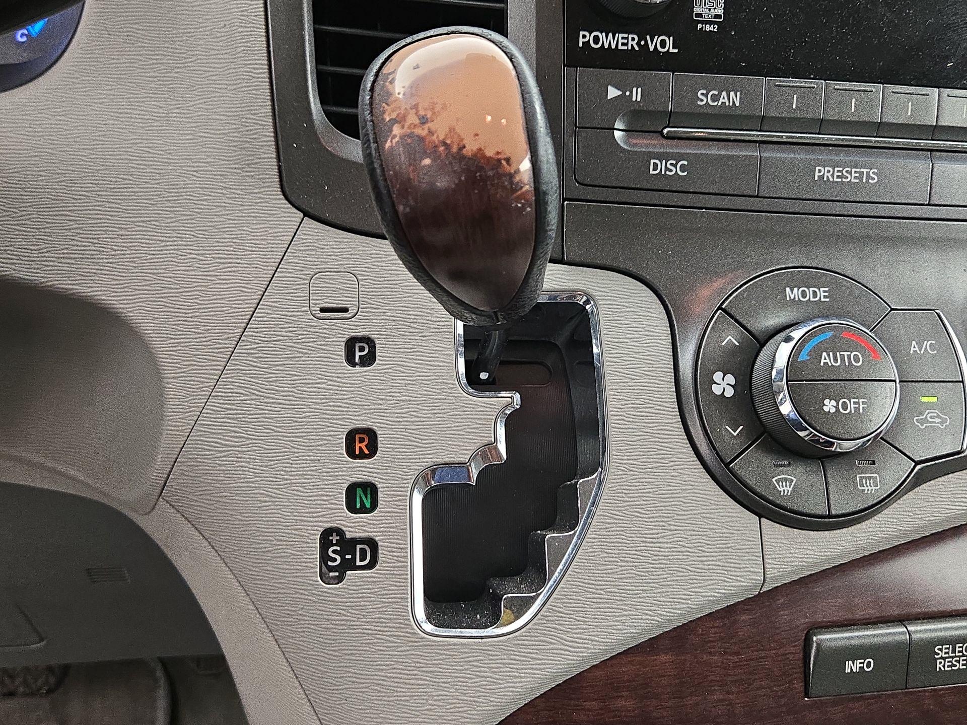 Thumbnail: 2014 Toyota Sienna - 17
