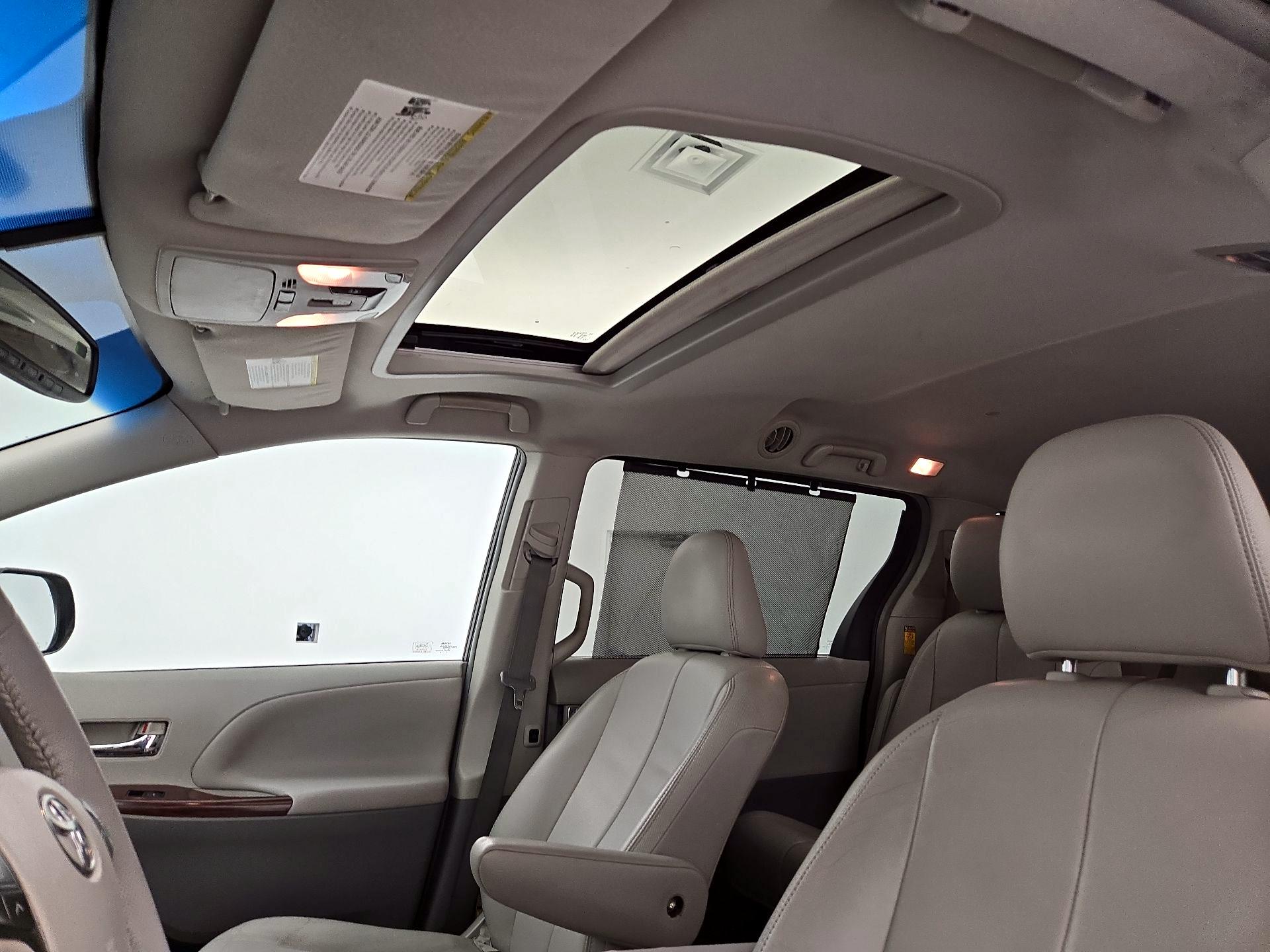 Thumbnail: 2014 Toyota Sienna - 19