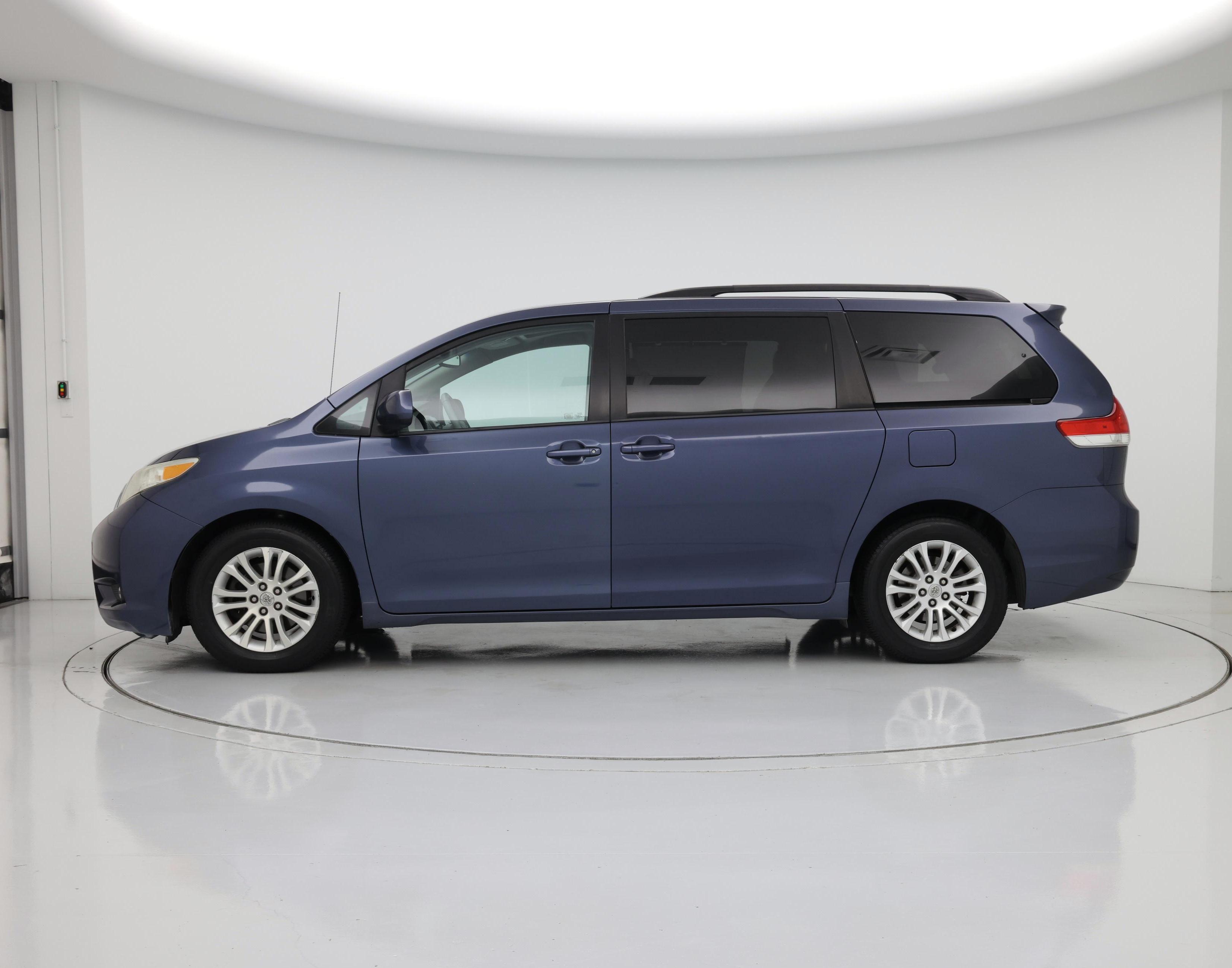 Thumbnail: 2014 Toyota Sienna - 3