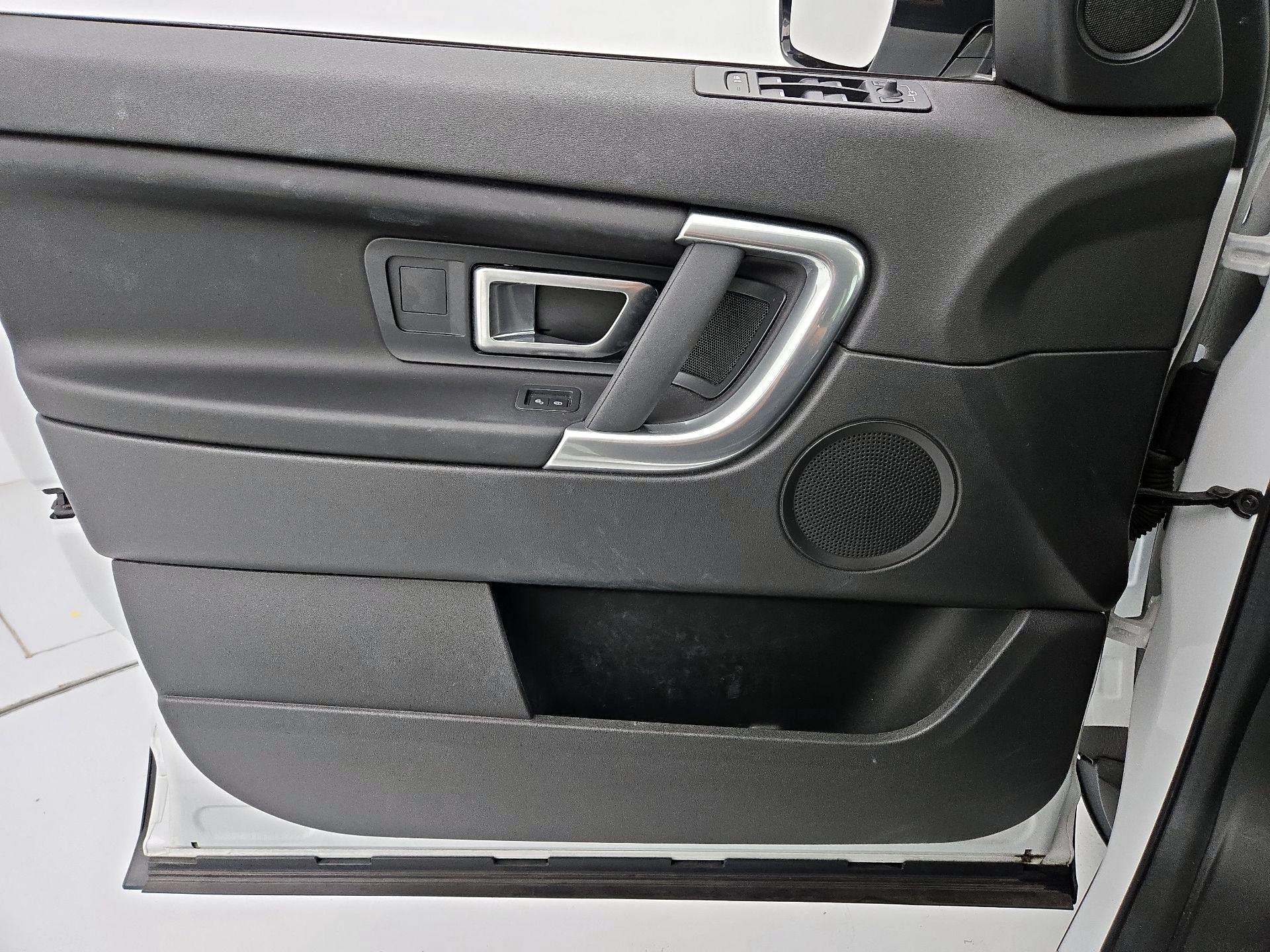 Thumbnail: 2019 Land Rover Discovery Sport - 12