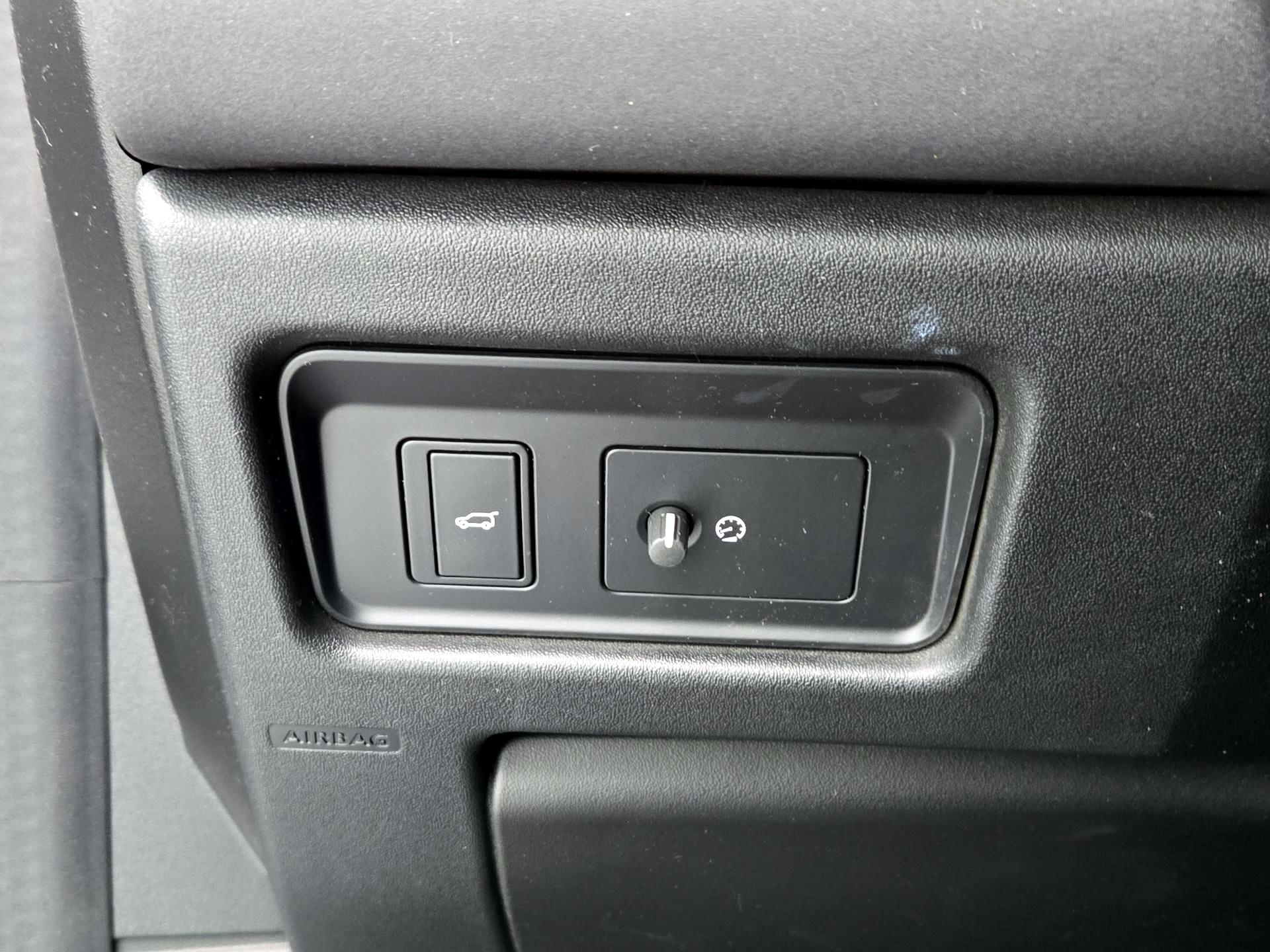 Thumbnail: 2019 Land Rover Discovery Sport - 13