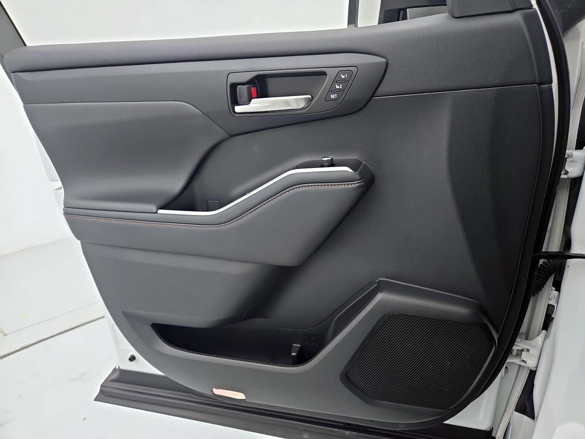 Thumbnail: 2022 Toyota Highlander - 12