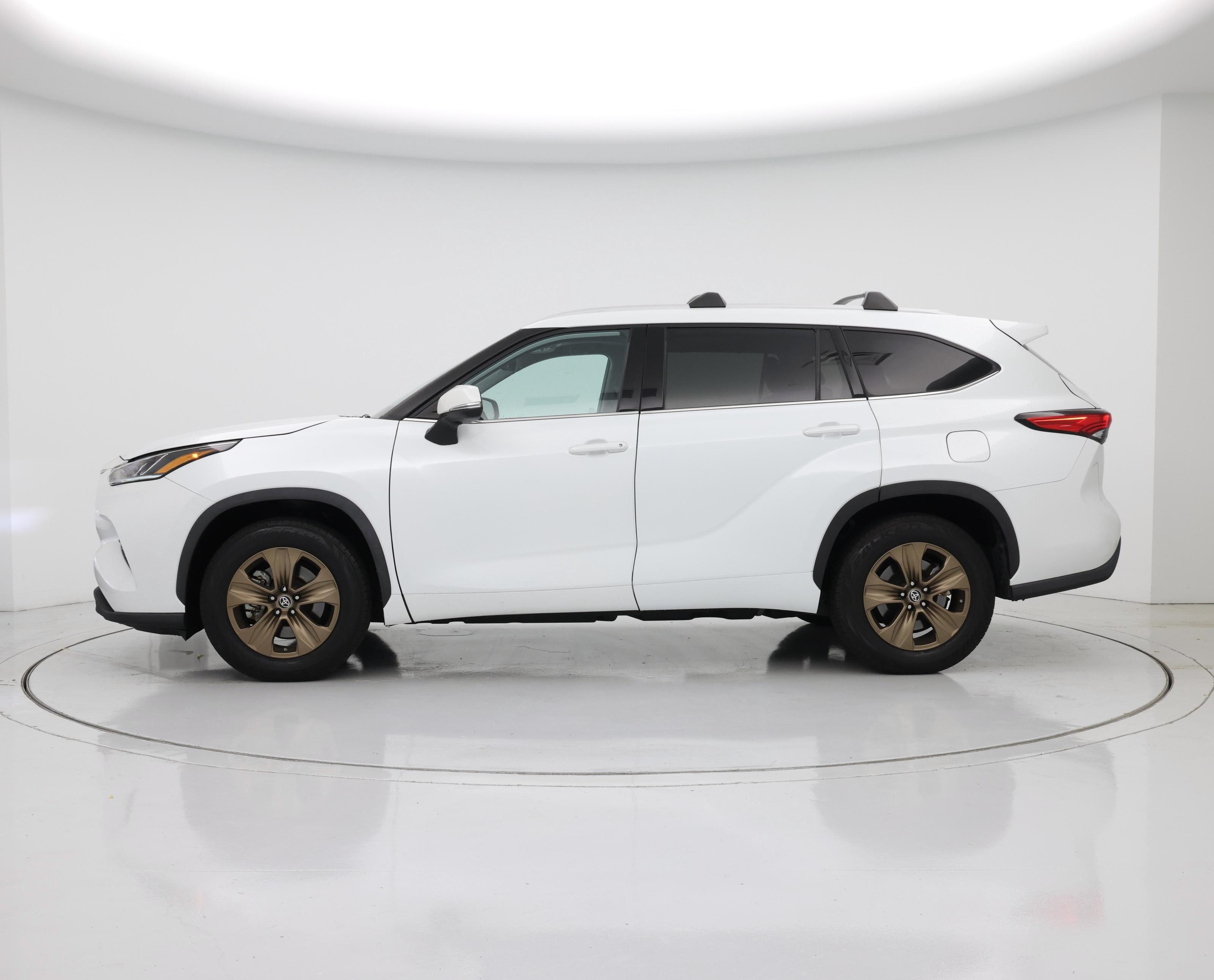 Thumbnail: 2022 Toyota Highlander - 3